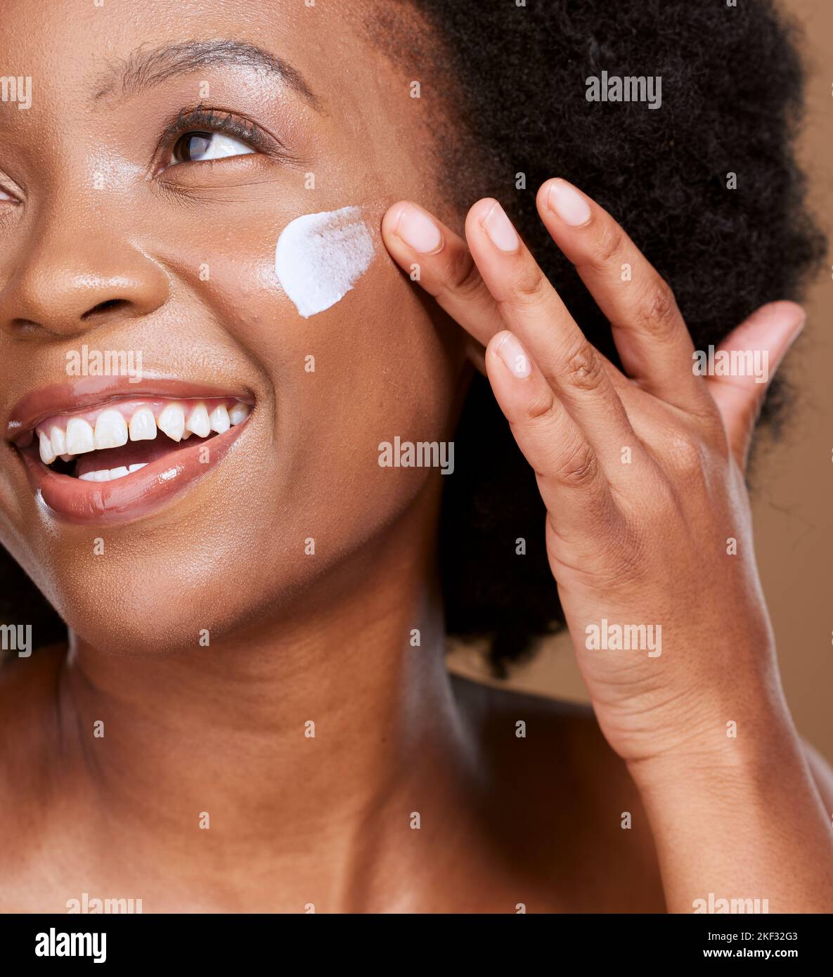 Schönheitscreme, Hautpflege und Gesicht der schwarzen Frau mit dermatologischer Salbe zur Vorbeugung von Hautglanz, Melasma oder Akne. Gesichtsprodukt, Gesundheitsroutine Stockfoto