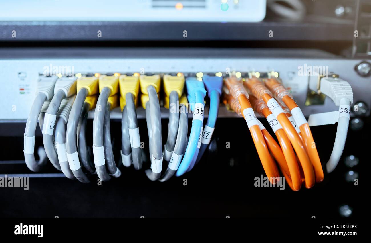 Serverraum, Computer und Kabel für Internetverbindung, Cloud-Computing und Cyber-Sicherheit. Hardware, Kabel und Kabel an Geräten in einem Rechenzentrum für Stockfoto