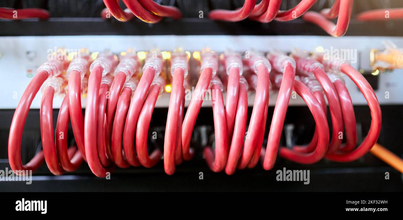 Technologie, Serverraum und Kabel, die an einen ethernet-Port oder Router für Netzwerk, Internet oder Glasfaser im Rechenzentrum für das Verbindungsmanagement angeschlossen sind Stockfoto