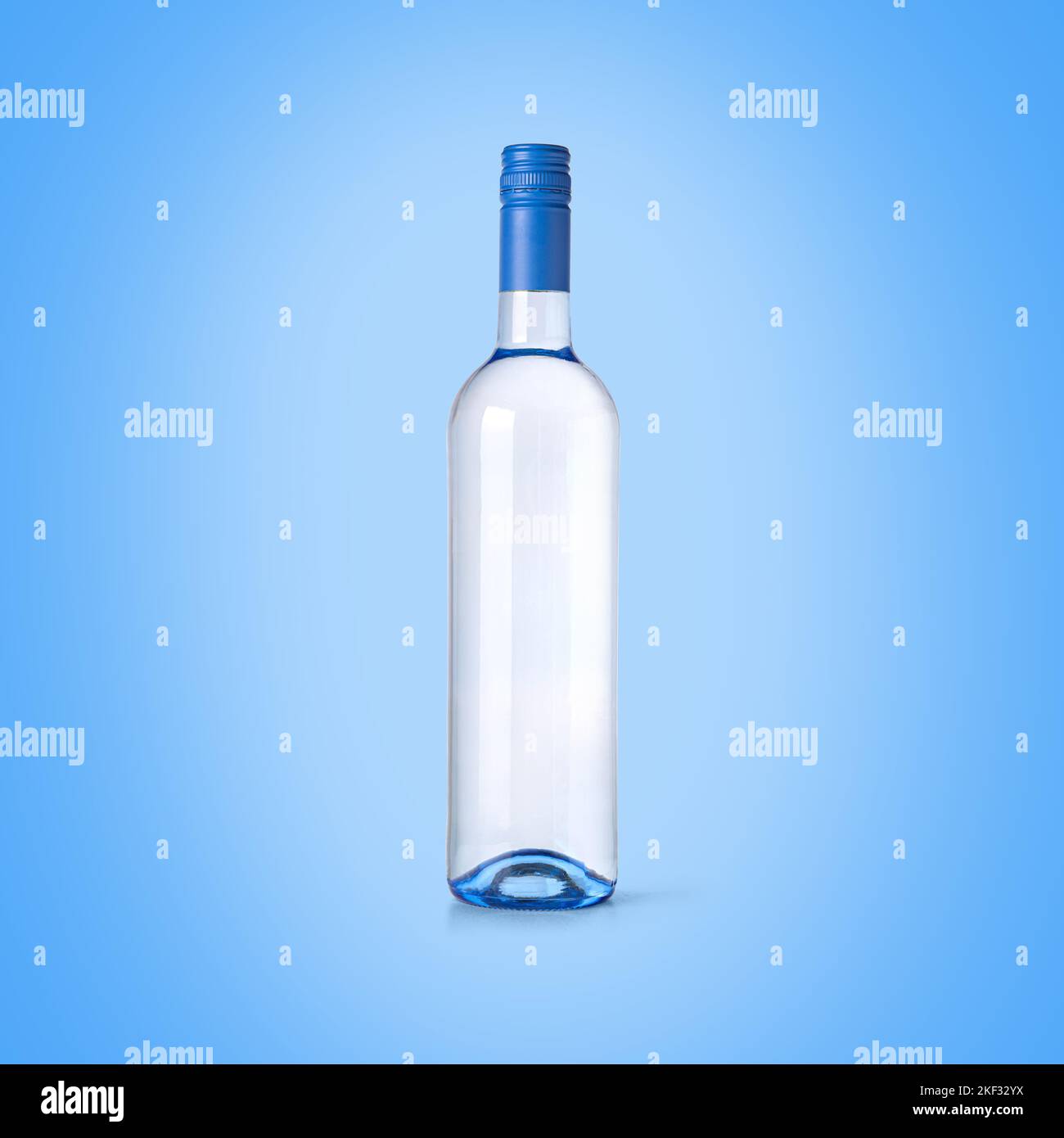Blaue Glas Weinflasche Auf Bue Hintergrund Isoliert. Produktverpackung. Mit Beschneidungspfad Stockfoto
