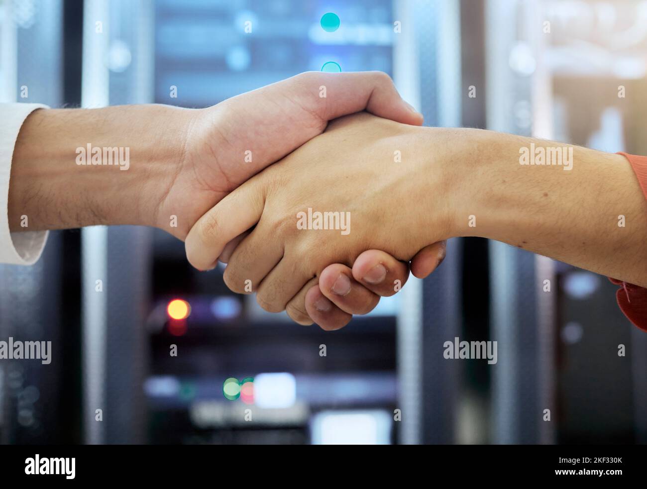 Handshake, Partnerschaft und Teamarbeit von Mitarbeitern im Serverraum des Rechenzentrums, die sich die Hände für Erfolg, B2B-Deal und Vereinbarung schütteln. Mann in Frau zusammen Stockfoto