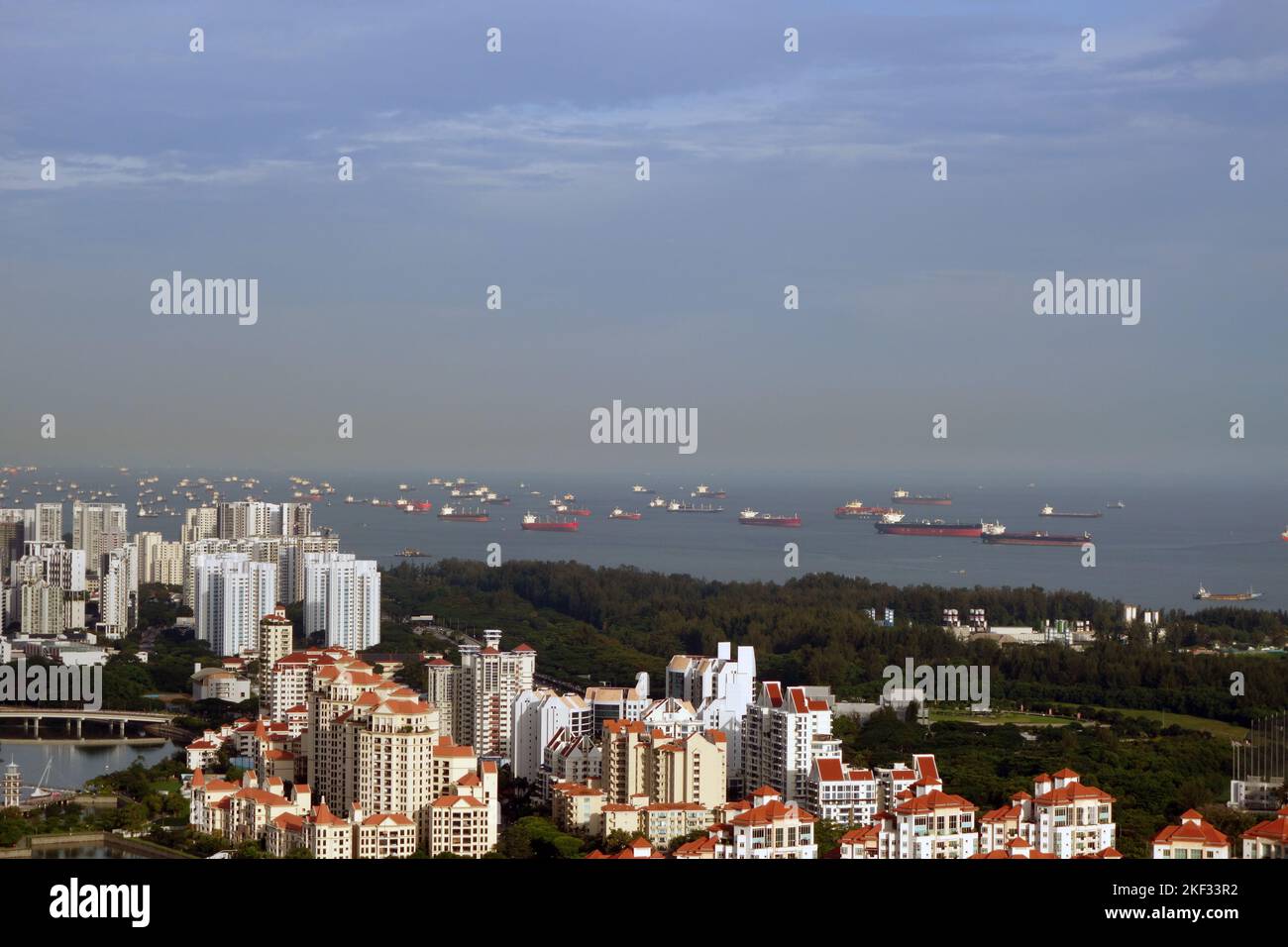 Unzählige Frachtschiffe vor Anker an der Südostküste Singapurs in der Straße von Malakka Stockfoto