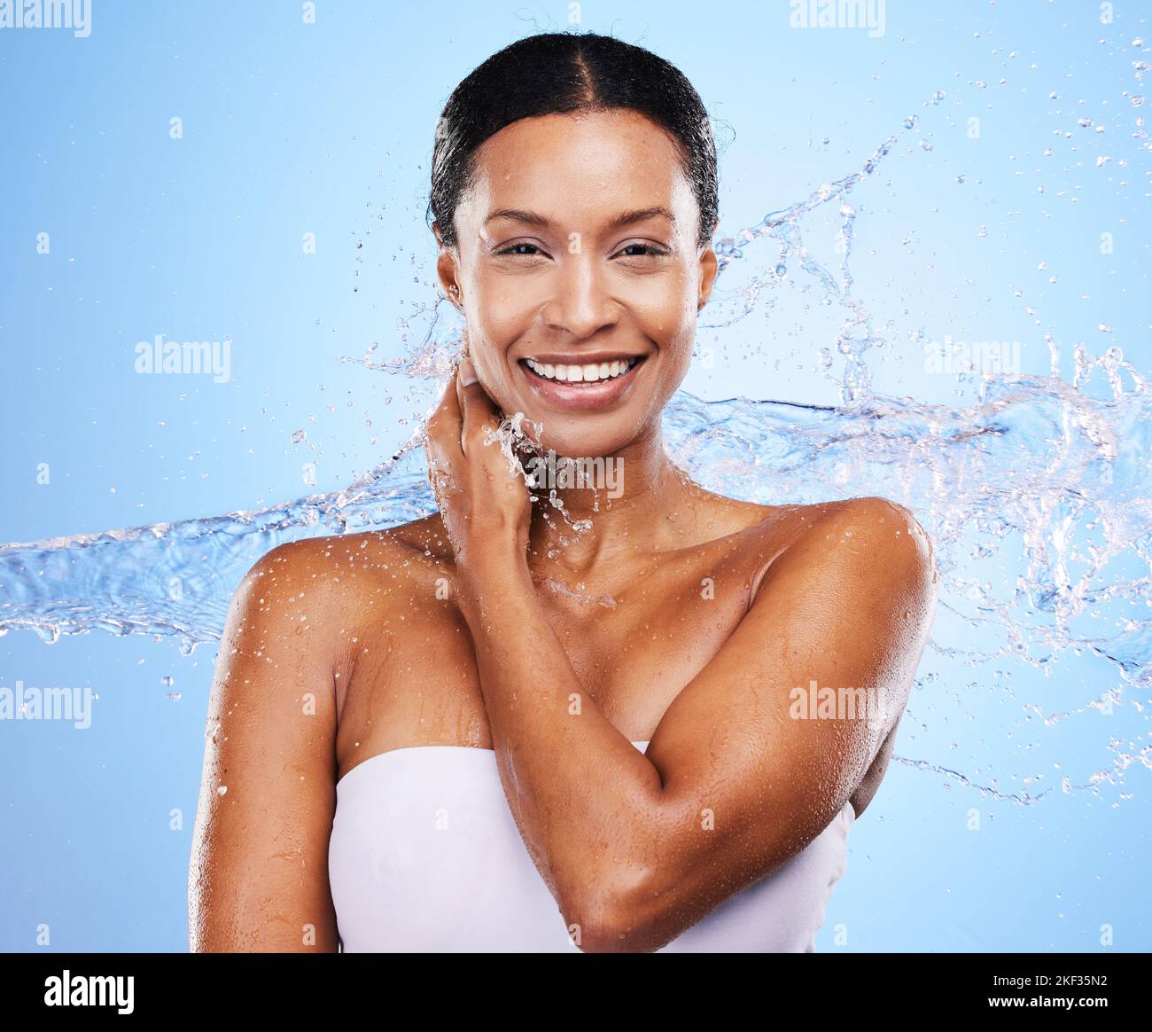 Schwarze Frau, Wasserspritzer und Frau Hautpflege feuchtigkeitsspendende Haut, natürliche Körper Wellness und flüssige Detox Reinigungsroutine. Nachhaltige Kosmetik Gesundheit Stockfoto
