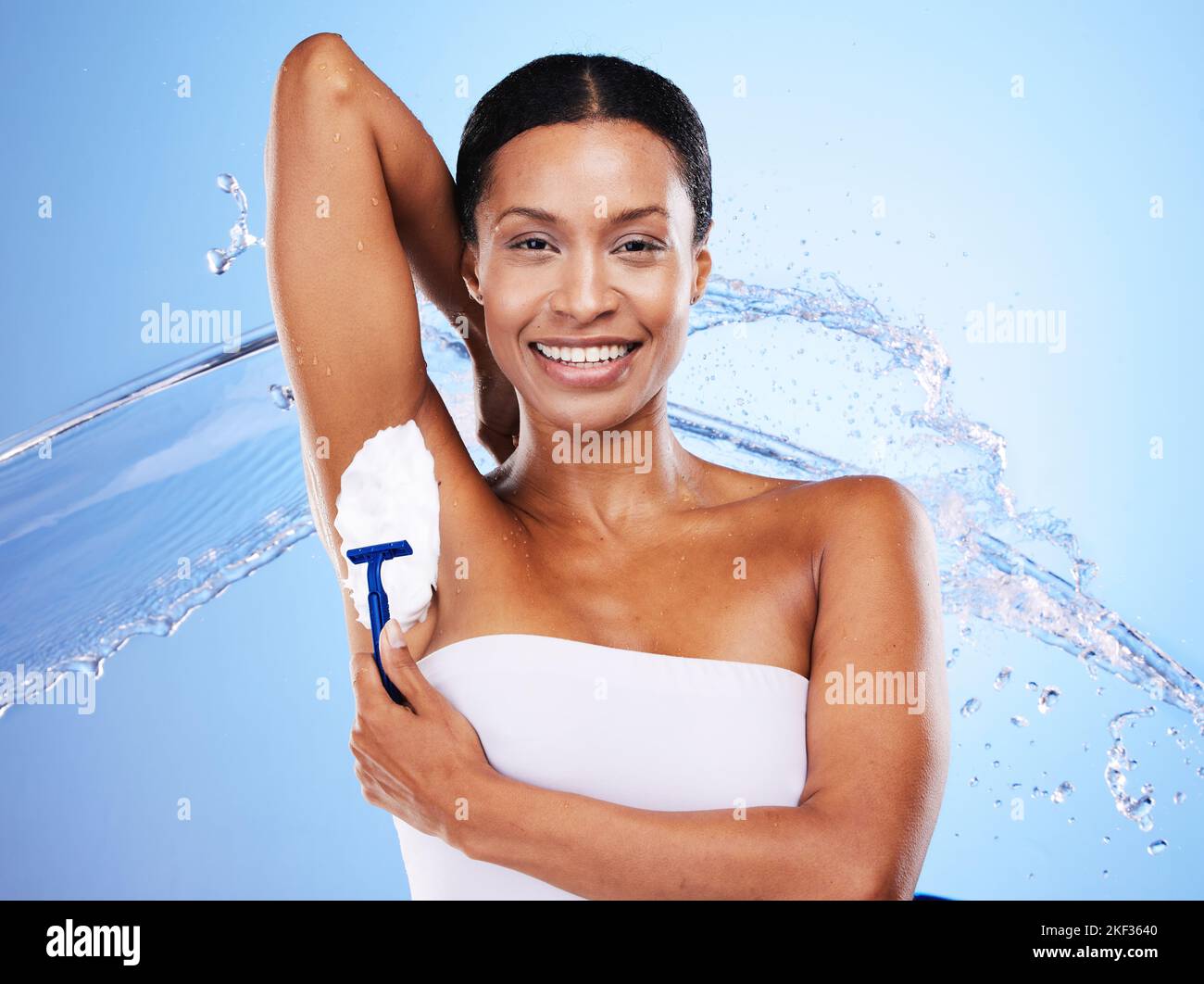 Achselrasur, schwarze Frau und Haarentfernung, Wasserspritzer oder Hautpflege, sauberer Körper und Wellness, Körperpflege und Beauty-Kosmetik auf Blau Stockfoto