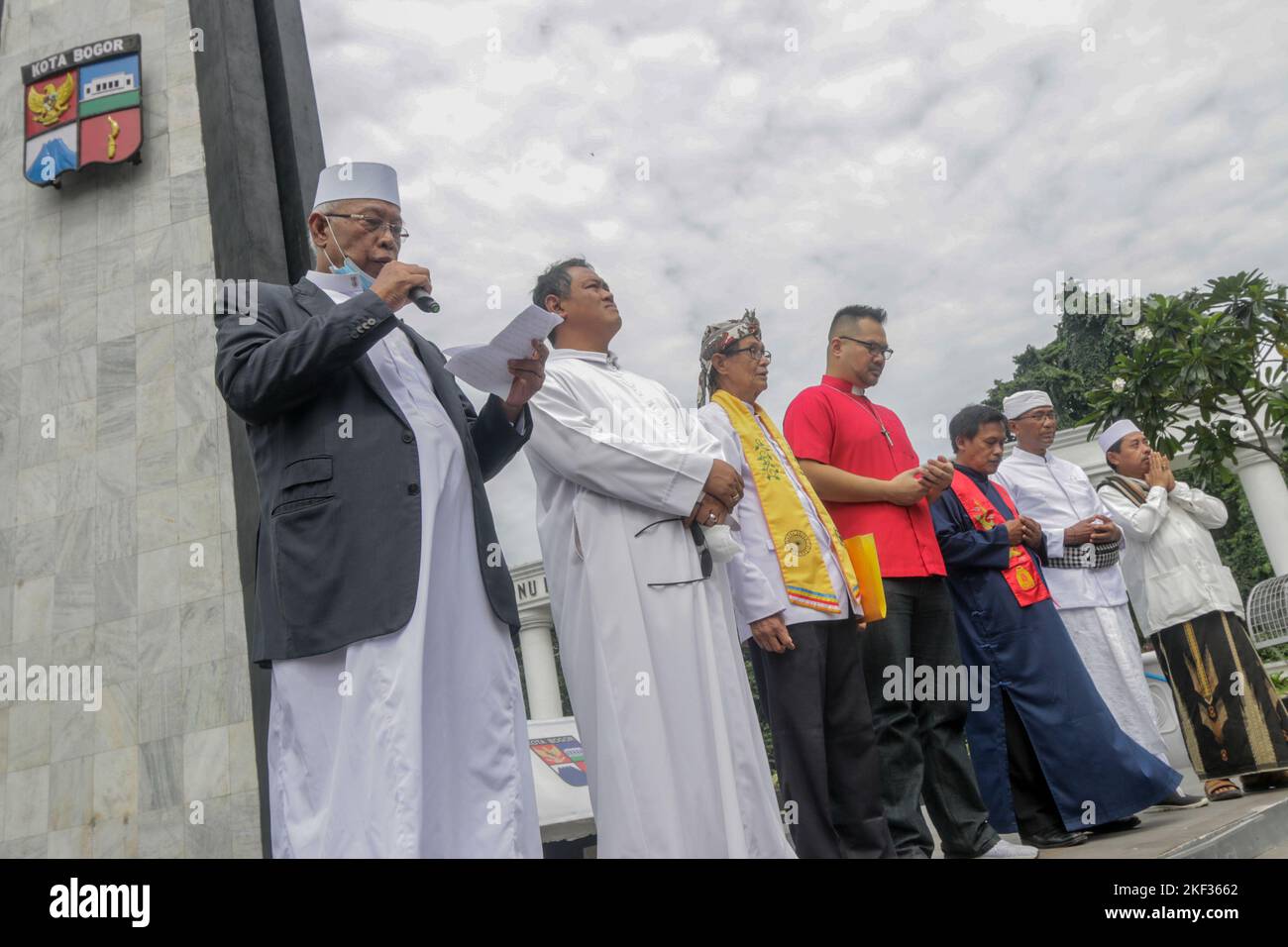 BOGOR, INDONESIEN - 16. November 2022: Sechs religiöse Führer begehen den Internationalen Tag der Toleranz in Bogor City, Indonesien, am 16. November 2022 Stockfoto