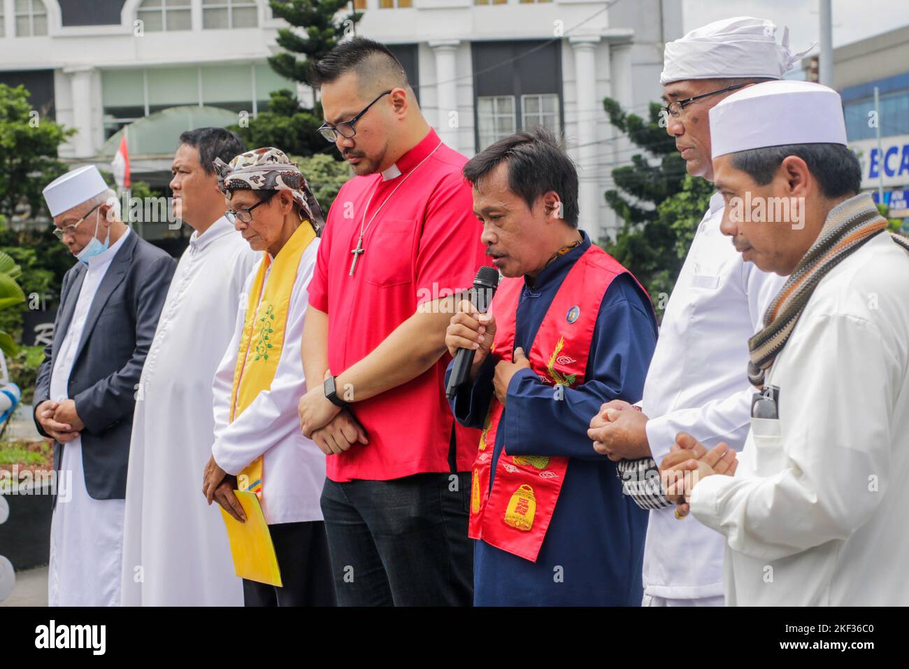 Zum Gedenken an den Internationalen Tag der Toleranz hielten Religionsführer aus sechs Glaubensrichtungen ein gemeinsames interreligiöses Gebet in Bogor City, Indonesien, ab Stockfoto