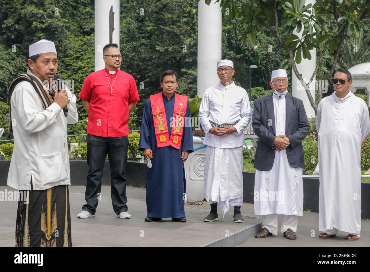 BOGOR, INDONESIEN - 16. November 2022: Sechs religiöse Führer begehen den Internationalen Tag der Toleranz in Bogor City, Indonesien, am 16. November 2022 Stockfoto