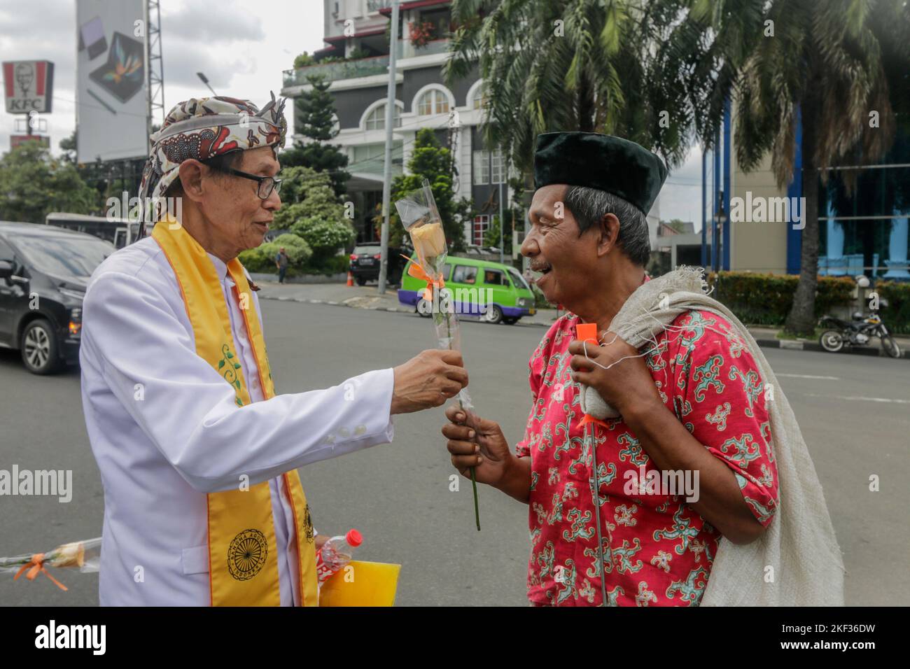 BOGOR, INDONESIEN - 16. November 2022: Sechs religiöse Führer begehen den Internationalen Tag der Toleranz in Bogor City, Indonesien, am 16. November 2022 Stockfoto