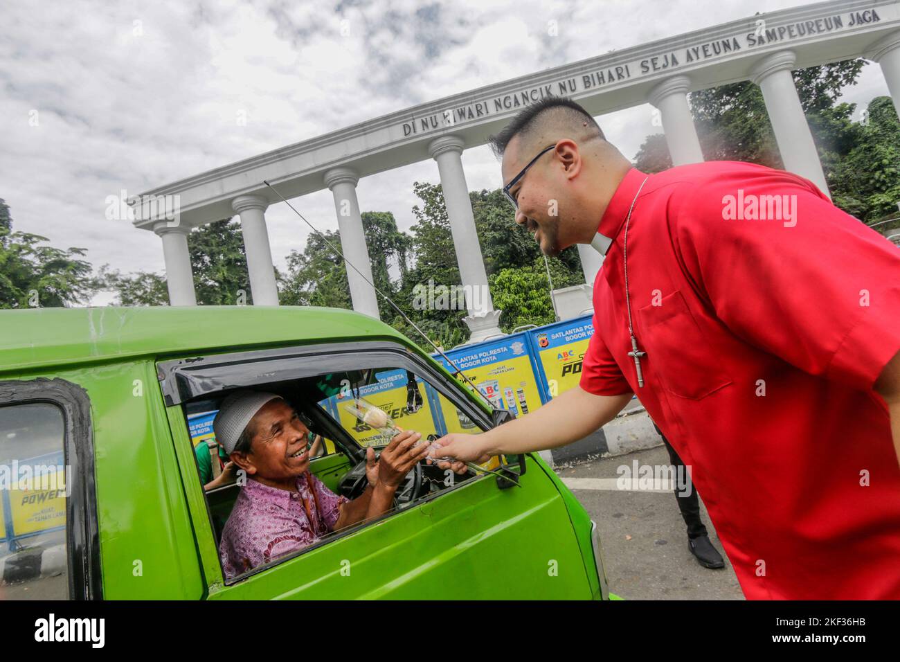 BOGOR, INDONESIEN - 16. November 2022: Sechs religiöse Führer begehen den Internationalen Tag der Toleranz in Bogor City, Indonesien, am 16. November 2022 Stockfoto