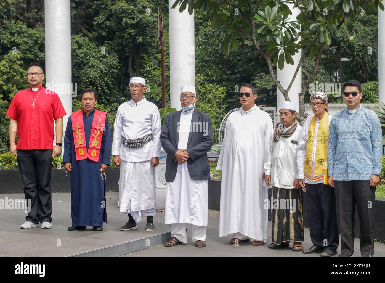 Zum Gedenken an den Internationalen Tag der Toleranz hielten Religionsführer aus sechs Glaubensrichtungen ein gemeinsames interreligiöses Gebet in Bogor City, Indonesien, ab Stockfoto