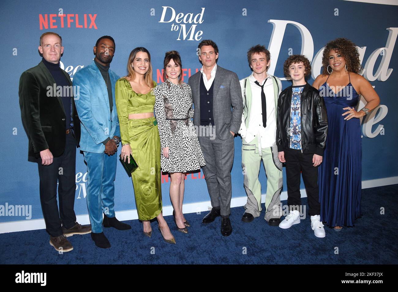Los Angeles, Kalifornien, USA. 15.. November 2022. Marc Evan Jackson, Brandon Scott, Natalie Morales, Linda Cardellini, James Marshden, Scott McCarthy, Luke Roessler und Diana Maria Riva kommen zur Sondervorführung der Saison 3 von ÒDead nach MeÓ, die am 15. November 2022 im Tudum Screening Room in Los Angeles, CA, stattfand. © Lisa OConnor / AFF-USA.com Quelle: AFF/Alamy Live News Stockfoto