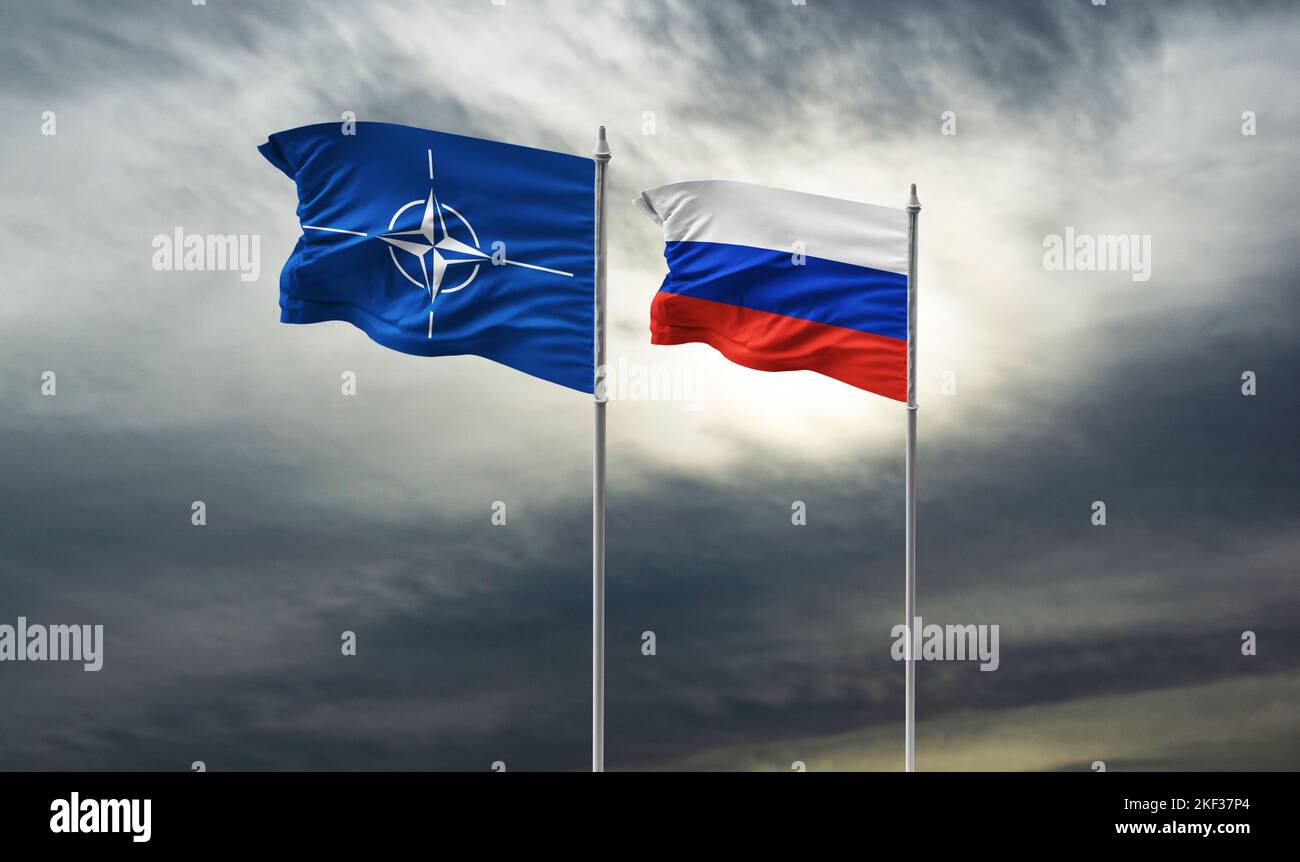 Flaggen der NATO und Russlands an der Wand mit großem Riss in der Mitte. Beziehungen zwischen der Organisation des Nordatlantikvertrags und Stockfoto