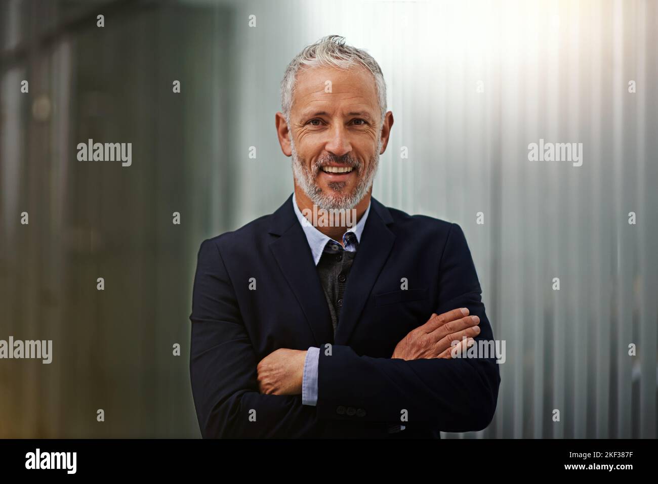 Als einer der führenden Unternehmen in der Unternehmenswelt. Porträt eines selbstbewussten Geschäftsmannes im Büro. Stockfoto