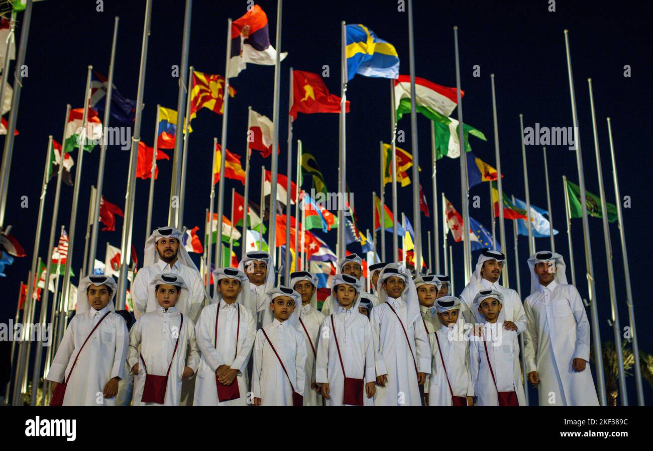 15.11.2022, Doha Katar Katar Katarische Männer und Kinder vor einem Fahnenmeer Doha 4 Tage vor der FIFA Fußball-Weltmeisterschaft 2022 in der Stadt Foto: Morit Stockfoto