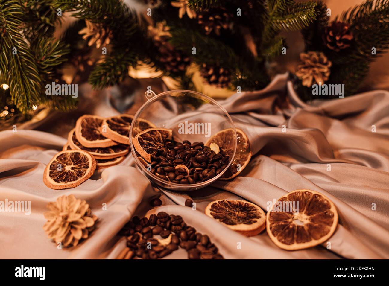 Weihnachtskomposition mit Kaffeebohnen, getrockneten Orangen und Girlande Stockfoto