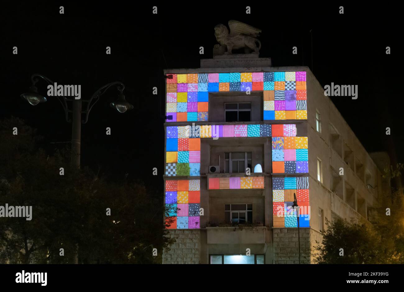 Projektionskartierung auf der Fassade des Generali-Gebäudes, das von 1935 bis 1946 als Jerusalemer Niederlassung der italienischen Versicherungsgesellschaft Assicurazioni Generali in der Jaffa-Straße in Jerusalem, israel, diente Stockfoto