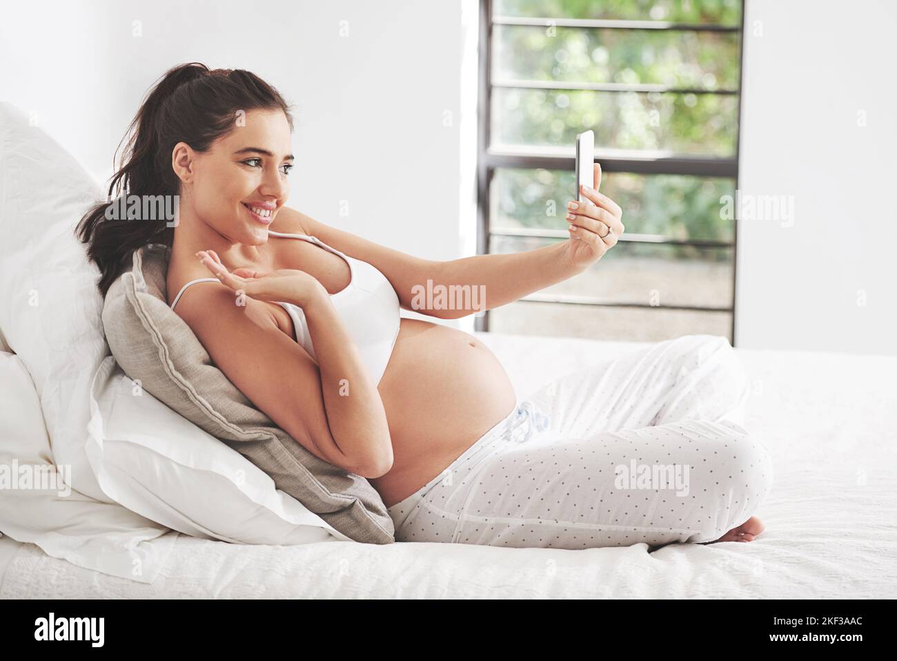 Das sind die Momente, die man sich merken sollte. Eine Schwangere, die zu Hause ein Selfie gemacht hat. Stockfoto