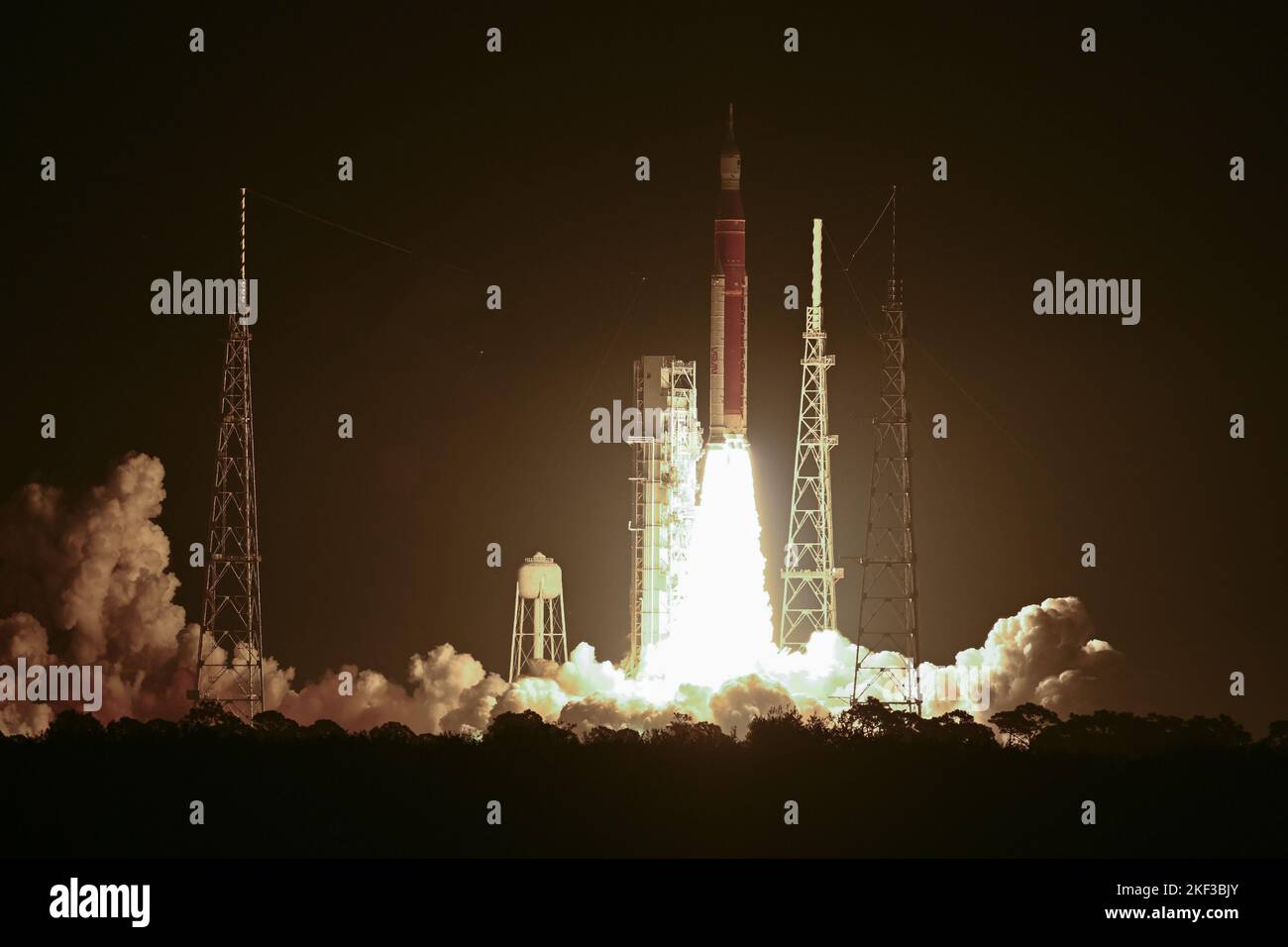 Die Space Launch System (SLS)-Rakete mit einer Orion-Raumsonde hebt am Mittwoch, den 16. November 2022, beim Jungfernflug des Artemis-Programms der NASA vom Komplex 39-B im Kennedy Space Center, Florida, ab. Foto von Joe Marino/UPI Credit: UPI/Alamy Live News Stockfoto