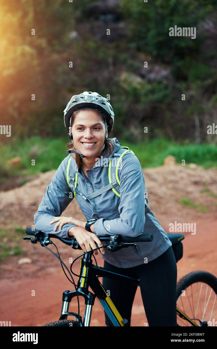 Ich bin ein Abenteurer. Porträt einer weiblichen Mountainbiker auf einer Fahrt am frühen Morgen. Stockfoto