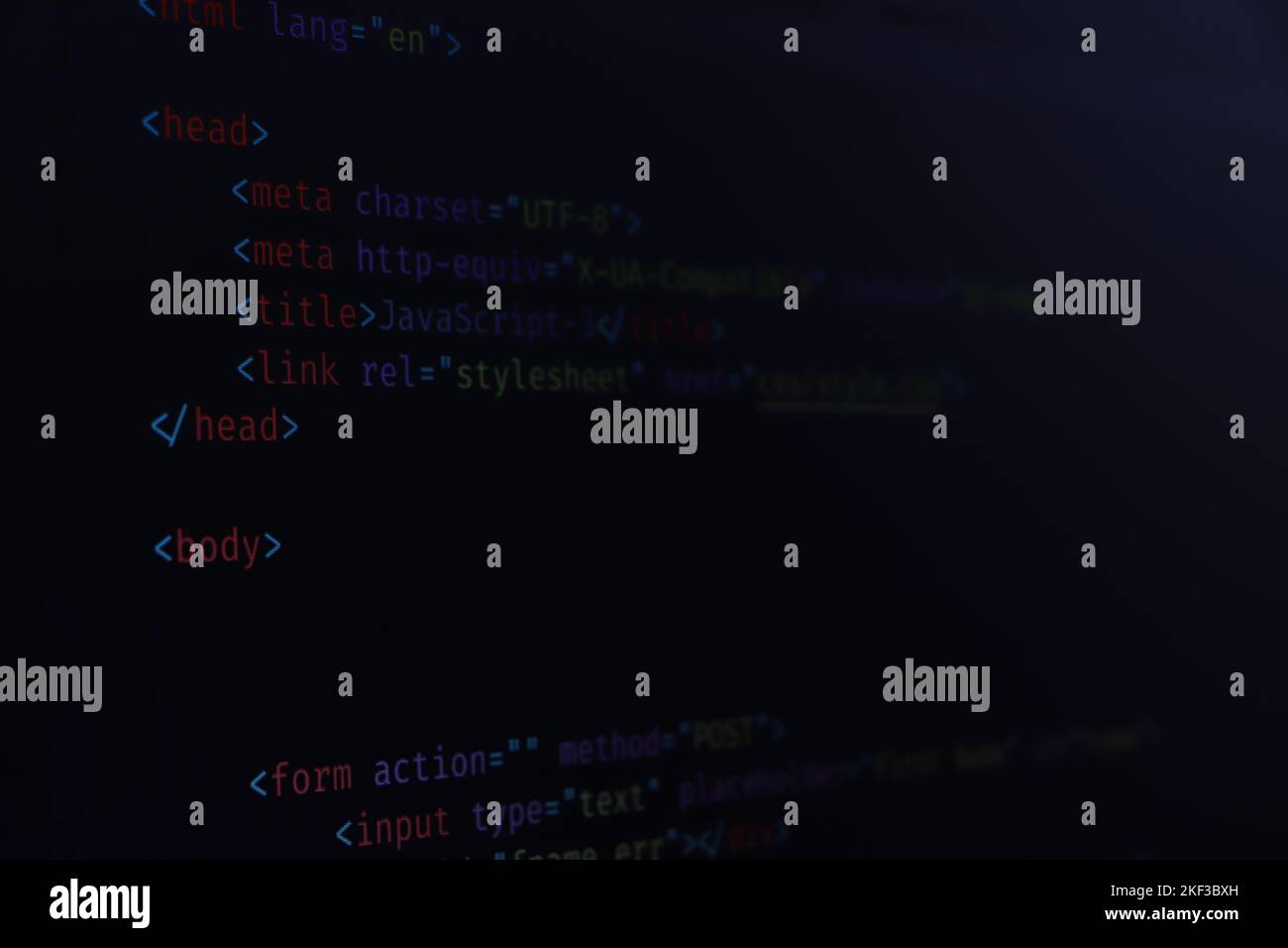 Einfacher Website-HTML-Code mit bunten Tags in der Browseransicht auf dunklem Hintergrund. Programmiercode für Softwareentwickler. Bildschirm des Codes für Overlay-Backgr Stockfoto