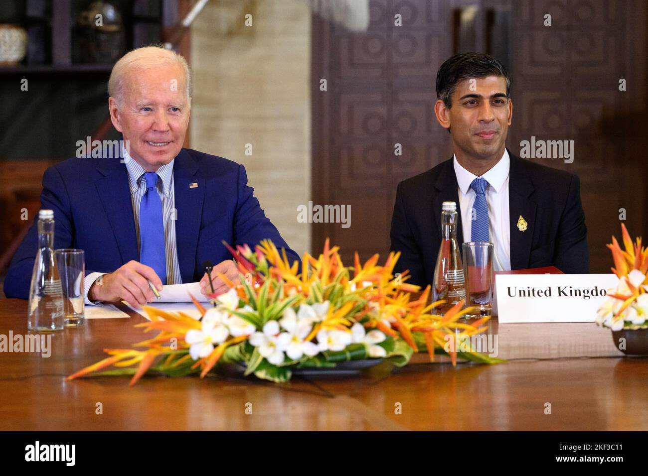 US-Präsident Joe Biden (links) und der britische Premierminister Rishi Sunak nehmen an einem Treffen der Staats- und Regierungschefs Teil, das nach der Landung einer Rakete in Polen nahe der ukrainischen Grenze beim Gipfel G20 in Nusa Dua, Bali, Indonesien, stattfand. Bilddatum: Mittwoch, 16. November 2022. Stockfoto