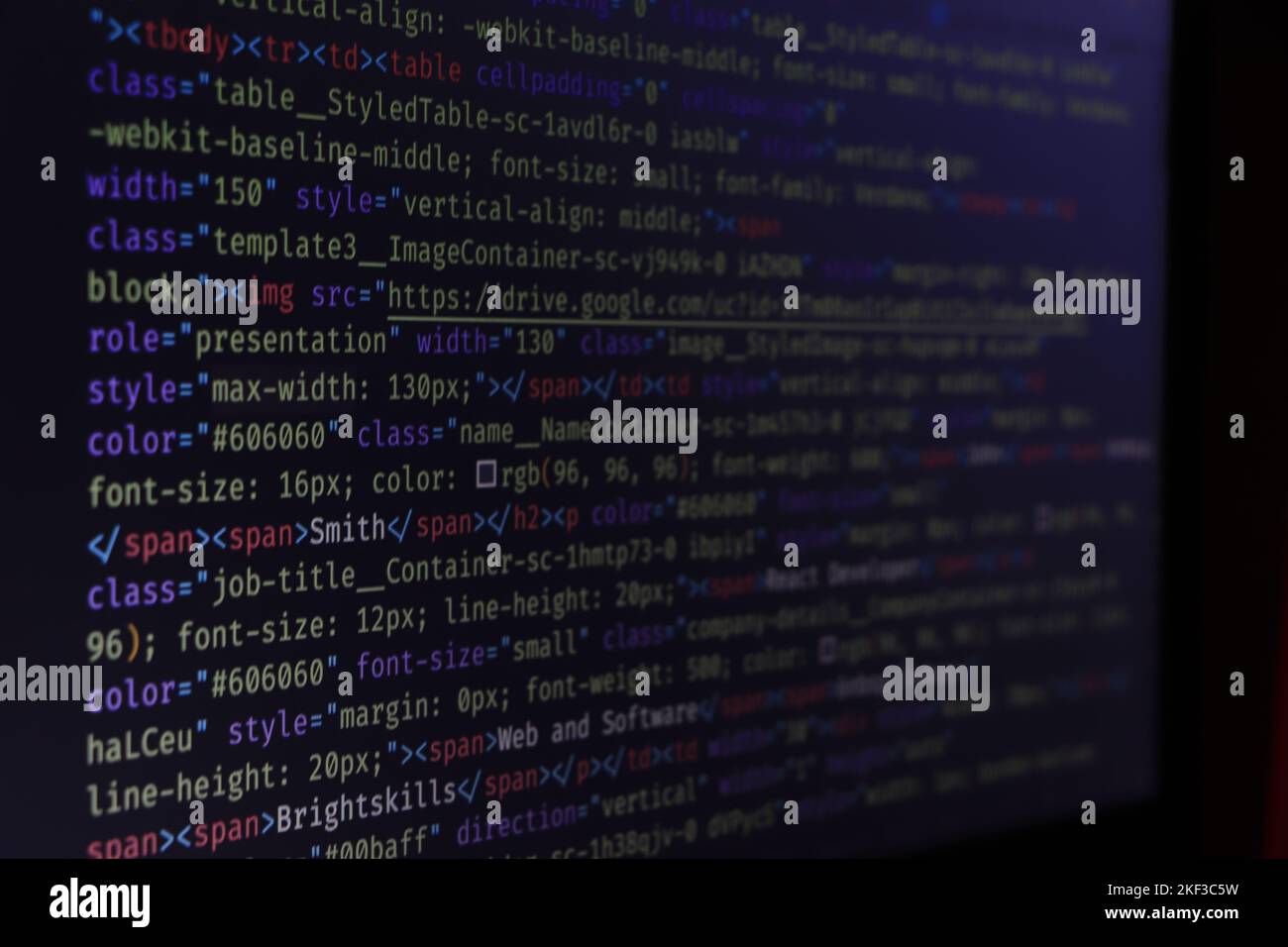 Schreibarbeiten für Computerskripts. Programmierer, der neue Zeilen HTML-Code eingibt. Nahaufnahme von Java Script, CSS und HTML Code. Codierung des Hacker-Konzepts. Software sauer Stockfoto