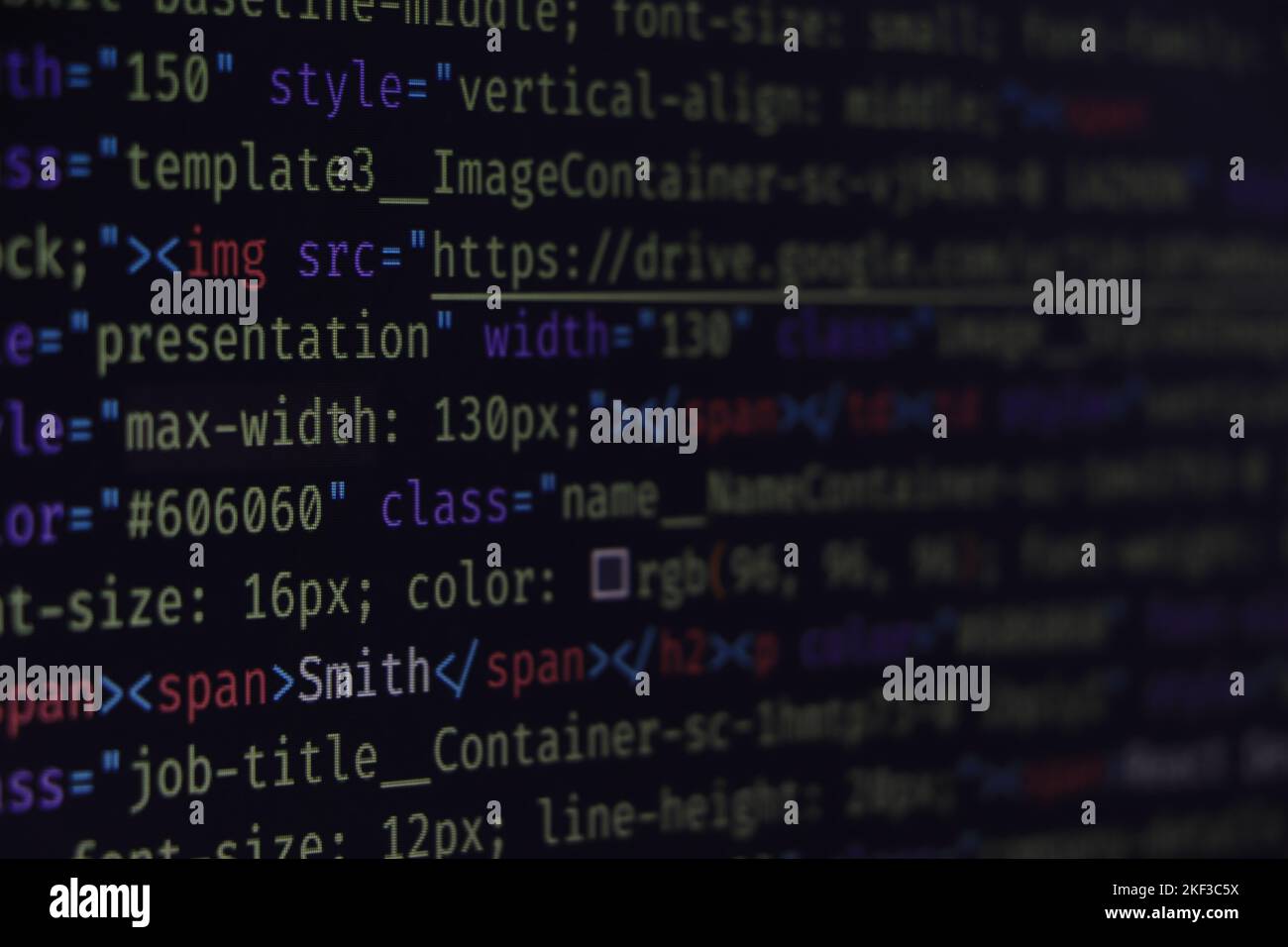 HTML-Code der Website in der Browseransicht auf blauem Hintergrund. Programmiercode für Softwareentwickler. Stockfoto
