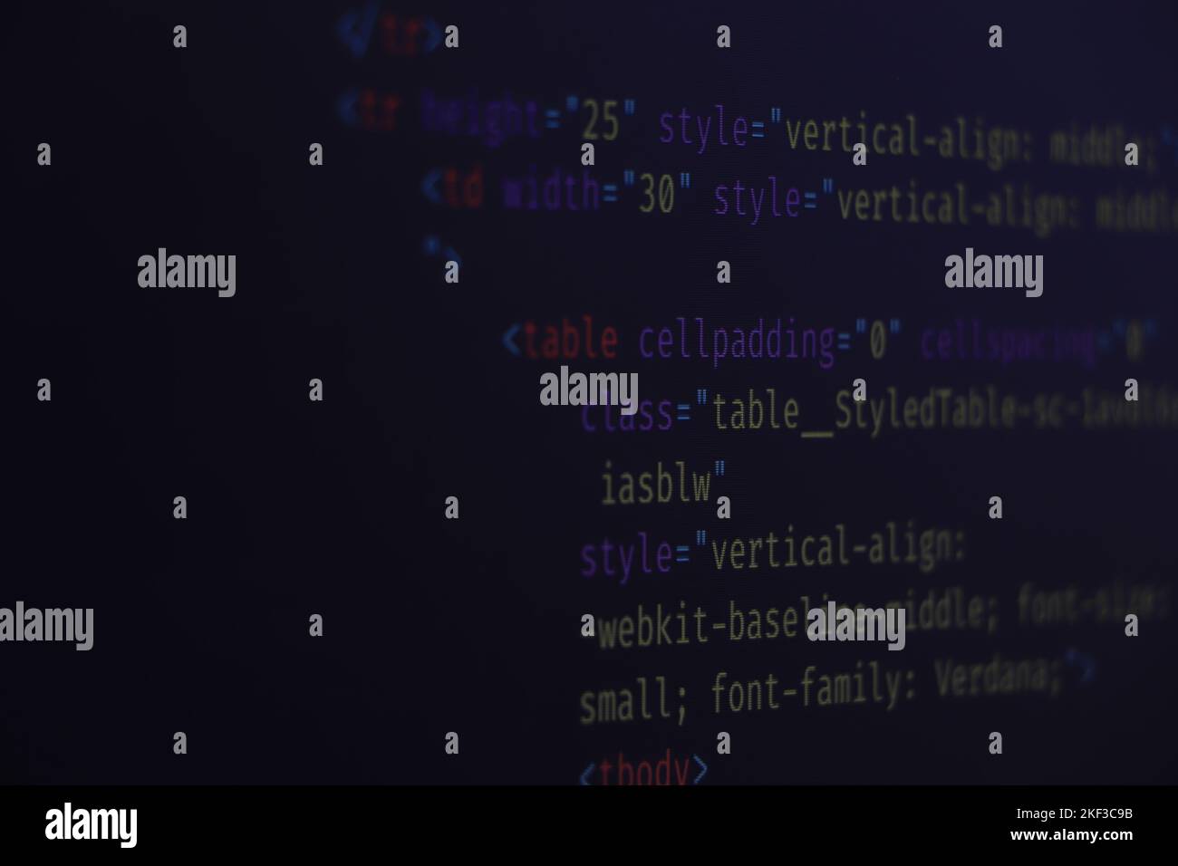 HTML-Code der Website in der Browseransicht auf blauem Hintergrund. Programmiercode für Softwareentwickler. Stockfoto