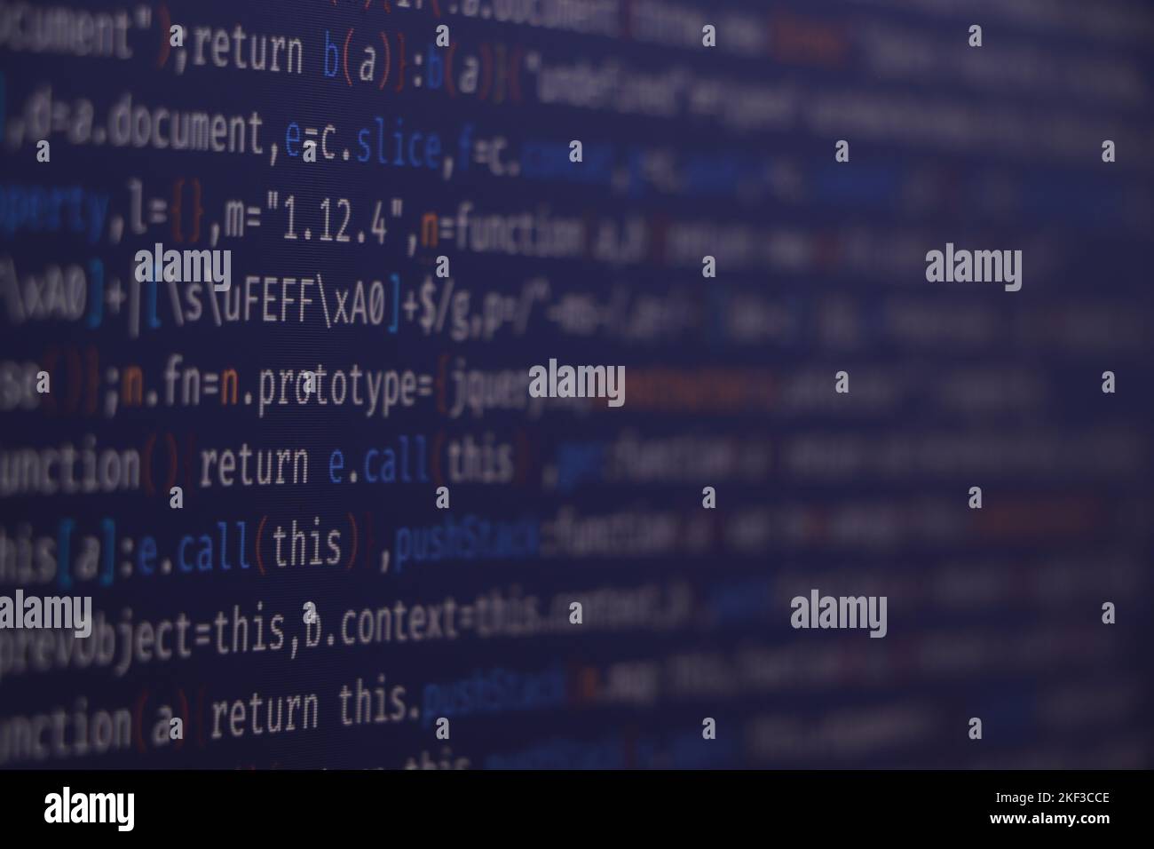 Weiche Listenansicht. Programmcode mit Display. Datenoptimierung. Programmcode und visuelle Benutzeroberfläche/UX. Binärcode der Anwendung. Abstrahieren des Softwareprozesses. So Stockfoto