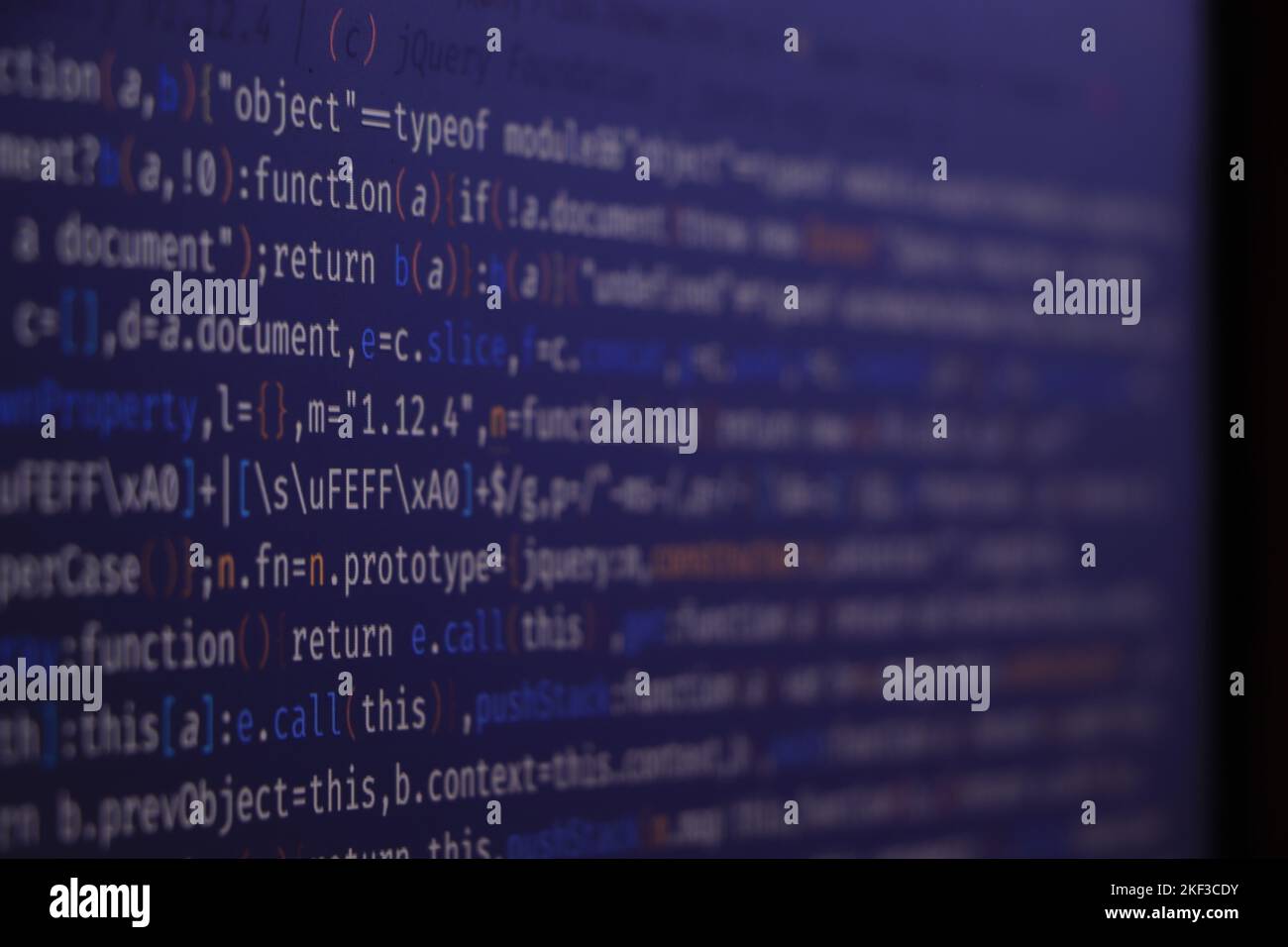 Einfacher Website-HTML-Code mit bunten Tags in der Browseransicht auf dunklem Hintergrund. Programmiercode für Softwareentwickler. Bildschirm des Codes für Overlay-Backgr Stockfoto