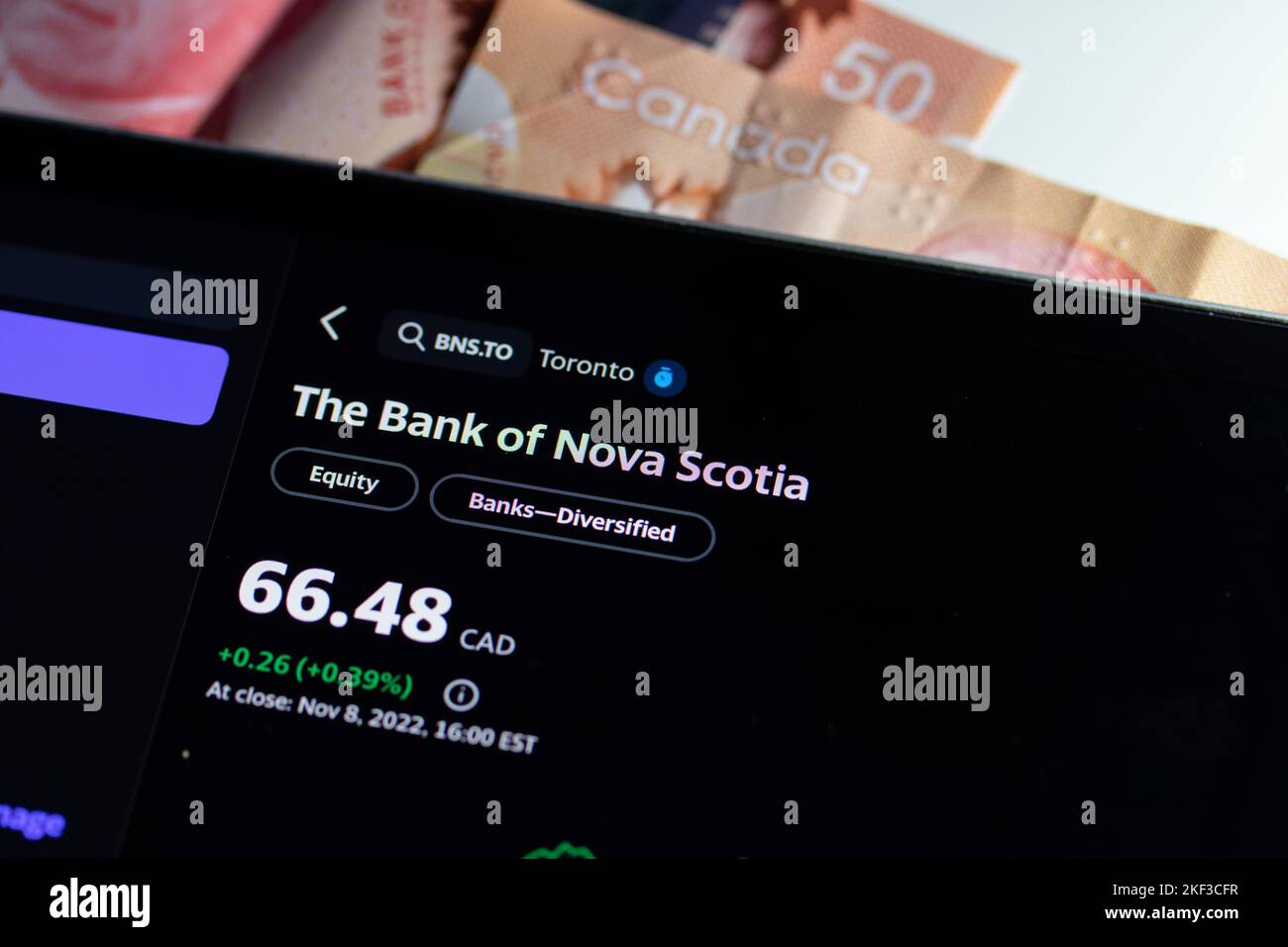 Die Bank of Nova Scotia (Scotiabank), BNS an der Toronto Stock Exchange (TSE) wird auf einem Bildschirm angezeigt und zeigt den Aktienkurs der kanadischen Bank an. Stockfoto