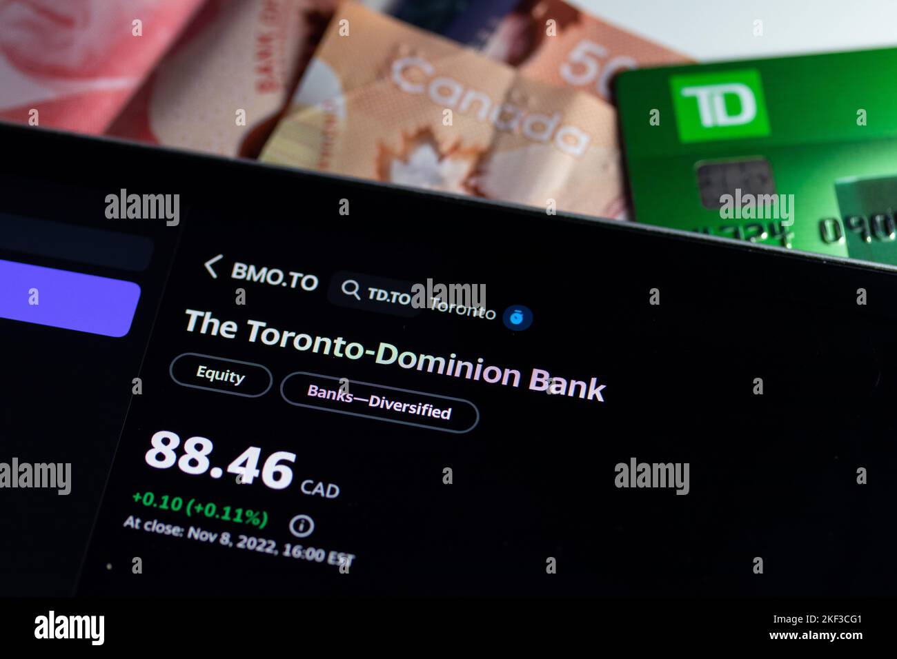 Die Toronto-Dominion Bank (TD), TD an der Toronto Stock Exchange (TSE) wird auf einem Bildschirm angezeigt und zeigt den Aktienkurs der kanadischen Bank an. Stockfoto