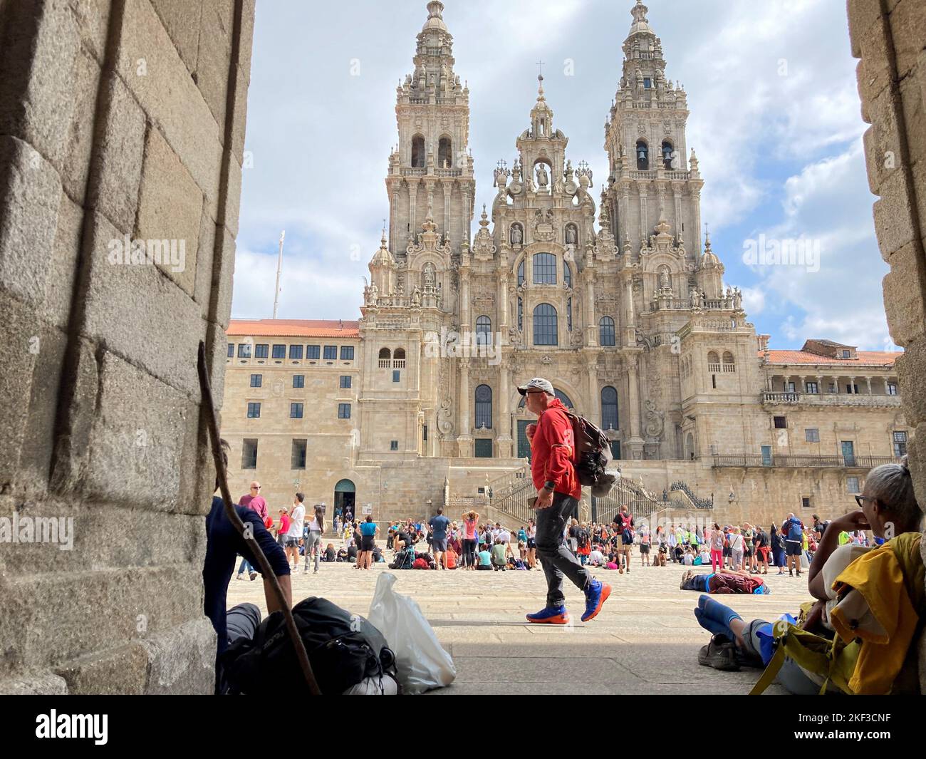 15. November 2022, Spanien, Santiago de Compostela: Pilger auf dem Obradoiro-Platz vor der Kathedrale von Santiago de Compostela. Am Ziel des Jakobswegs gibt es in diesem Jahr einen Boom - auch jetzt im Herbst. Mehr als 430.000 Pilger erhielten bereits im Jahr 2022 die Ankunftsbescheinigung. Vermüllung, Lärm und Vandalismus nehmen zu. Viele Bewohner der UNESCO-geschützten Altstadt sind wütend oder verzweifelt, wie man immer wieder hört, wenn das Thema sogar im Zentrum von Santiago zur Sprache kommt. (To dpa: 'Pilgerflut auf dem Jakobsweg: Zoff wegen Partys im 'Ballerman Stockfoto