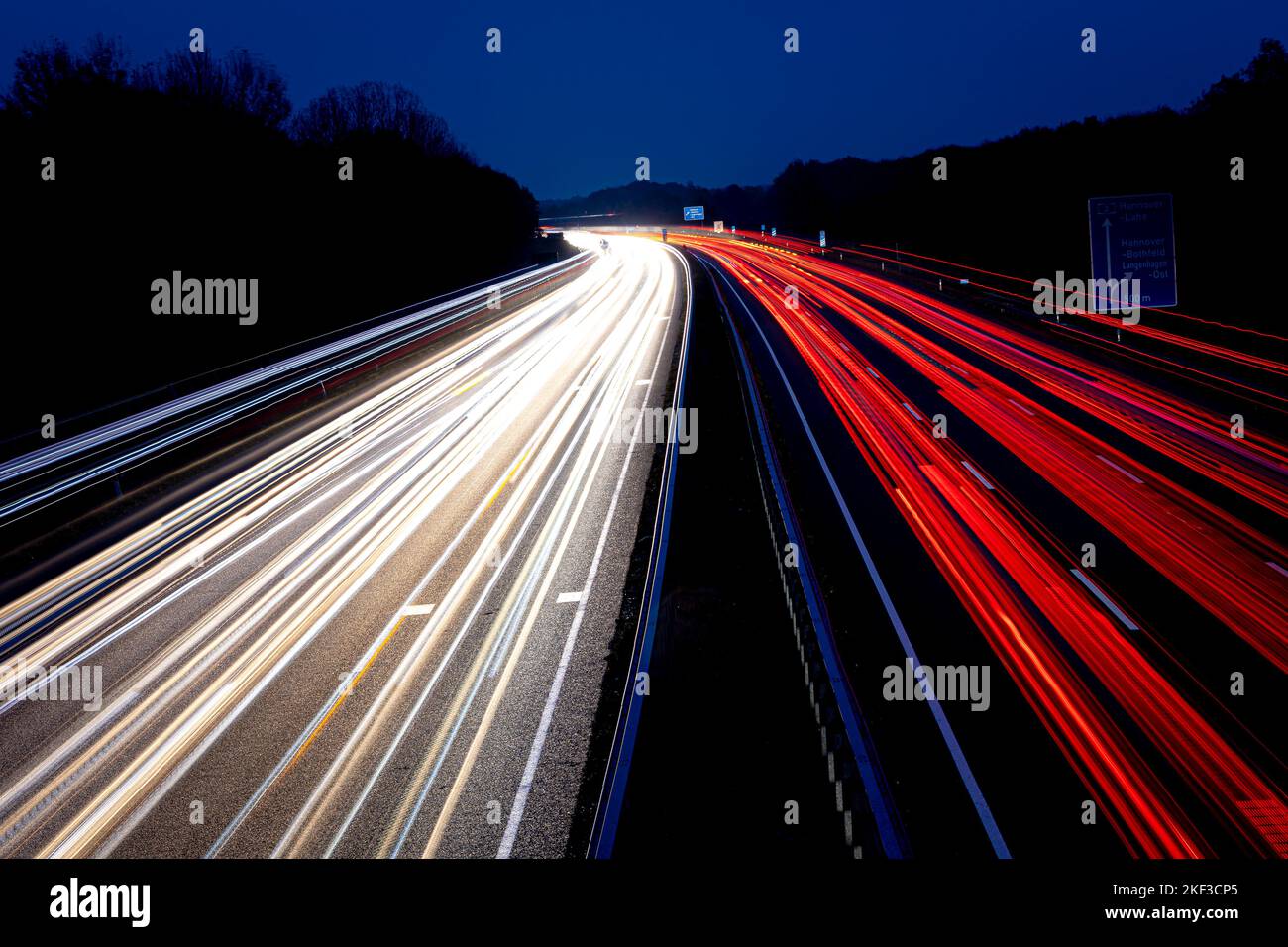 Langenhagen, Deutschland. 16.. November 2022. Fahrzeuge, die am frühen Morgen auf der Autobahn 2 (A2) in der Region Hannover fahren. (Aufnahme mit langer Belichtungszeit) Quelle: Moritz Frankenberg/dpa/Alamy Live News Stockfoto
