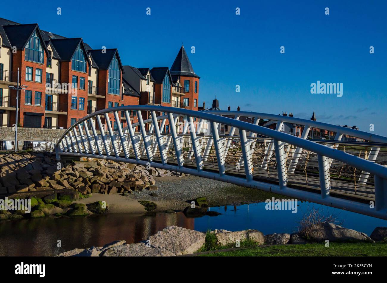 Newcastle County Down Nordirland, September 22 2021 - Moderne Brücke an der Promenade Newcastle County Down mit einem reinen blauen Himmel Stockfoto