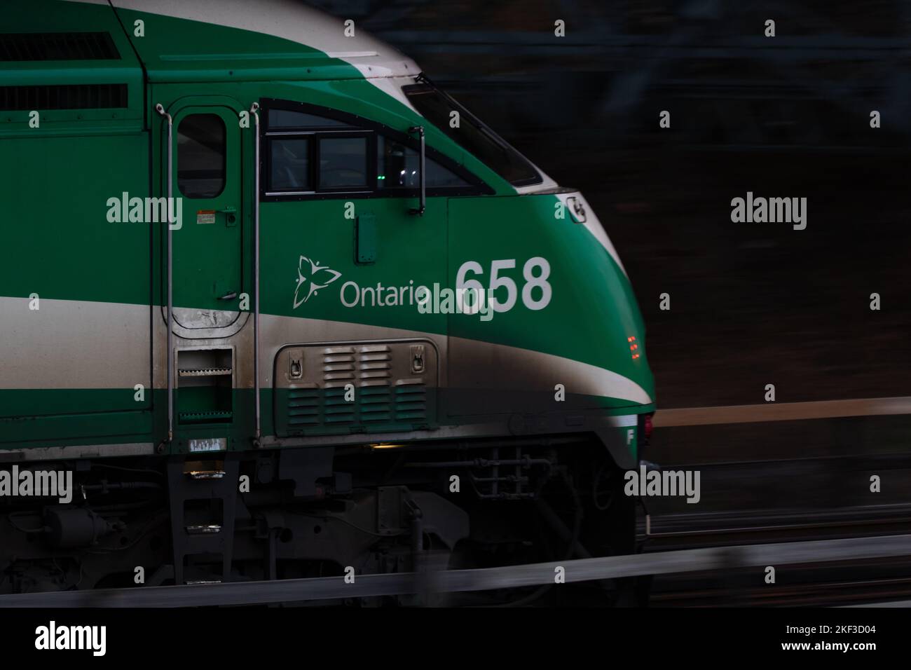 Während der Fahrt wird ein „GO Transit“-Zug mit dem Logo der Regierung von Ontario an der Seite gesehen. Das öffentliche Verkehrsnetz ist Eigentum der Regierung von Ontario. Stockfoto