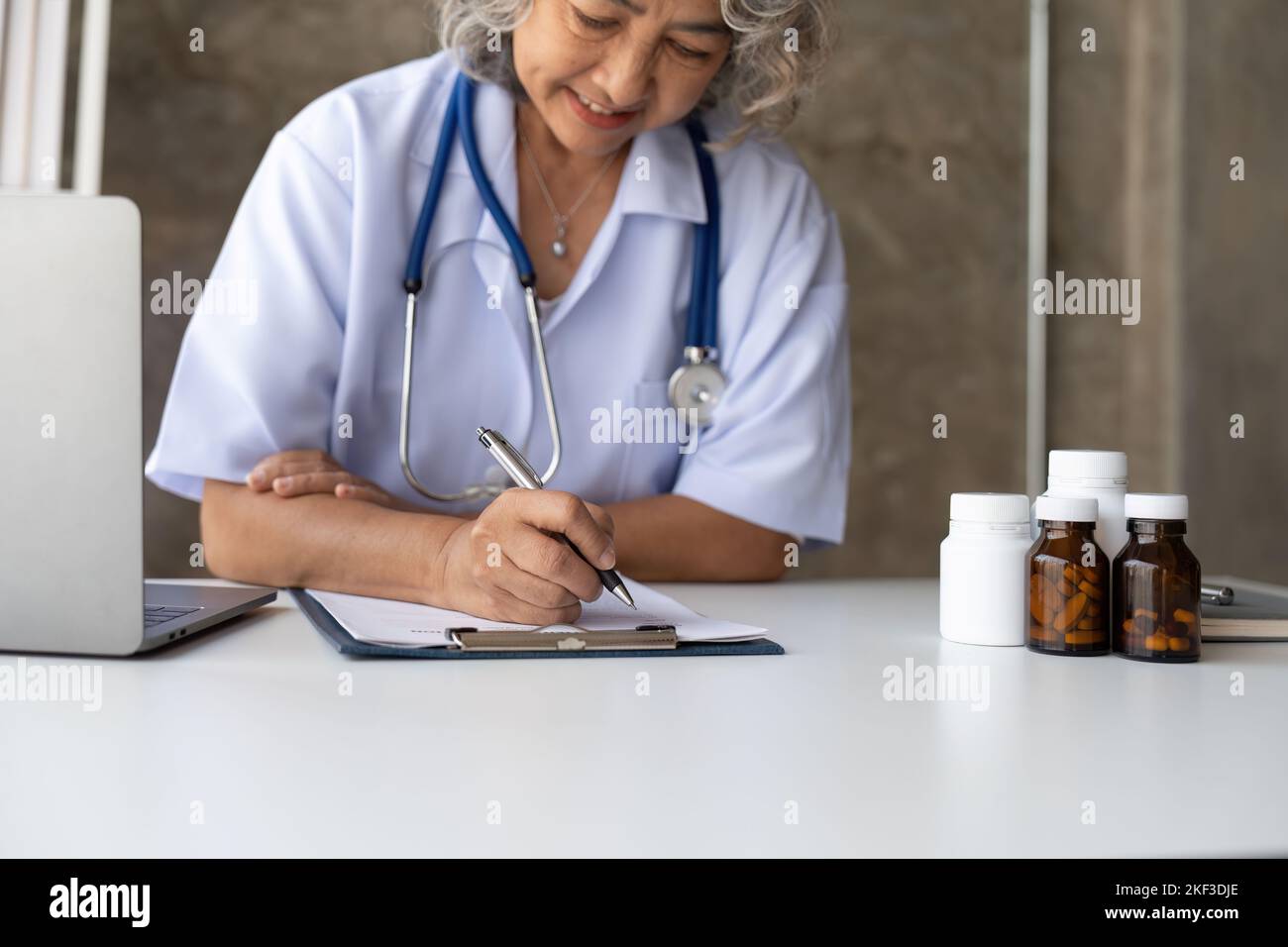 Asian Senior Arzt Krankenhaus medizinische Medizin Gesundheitswesen Klinik Büro. Zur Kenntnis nehmen. Stockfoto