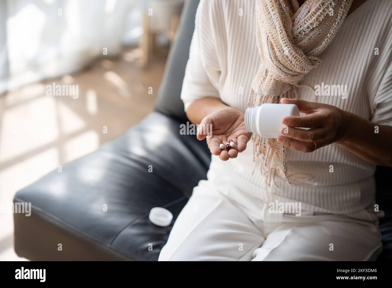 Nahaufnahme reife Frau, die Pillen aus der Flasche, Nahrungsergänzungsmittel oder Antibiotika, ältere Frau bereitet sich auf Notfallmedizin, chronische Krankheit Stockfoto