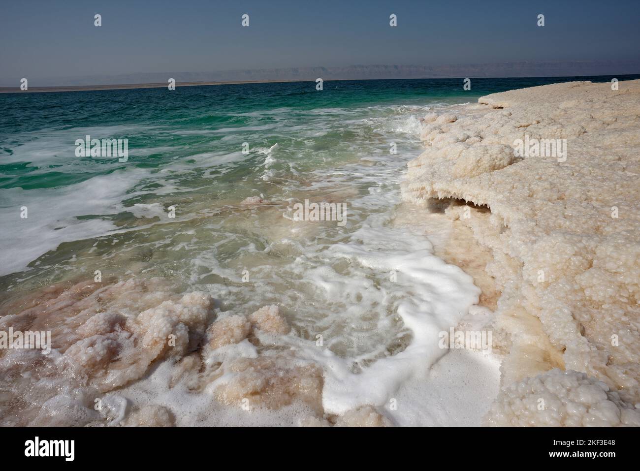 Das Tote Meer, Jordanien. Im Toten Meer gibt es nichts lebendiges. Über 400 Meter unter dem Meeresspiegel. Stockfoto