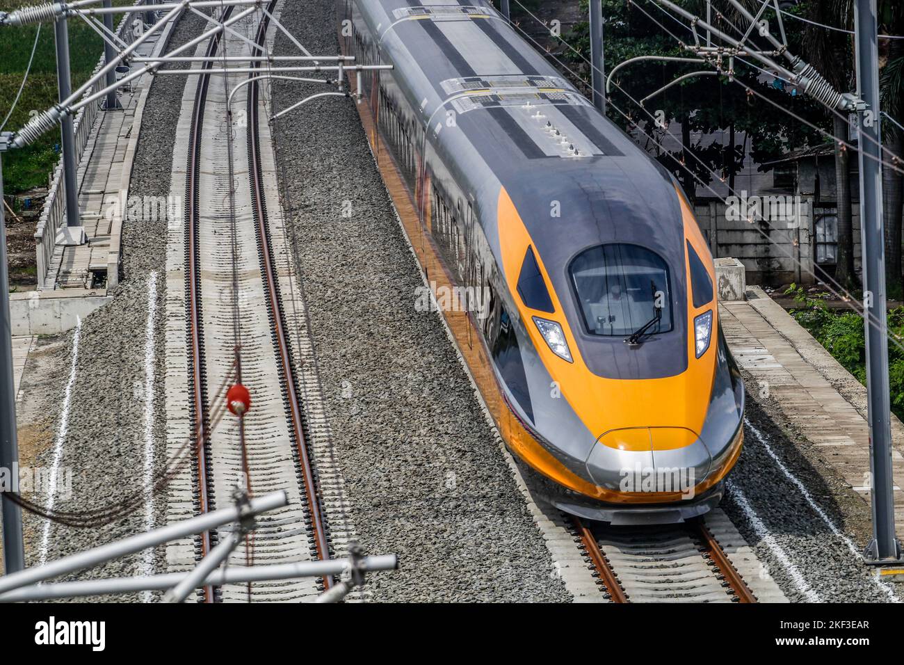 Bandung, Indonesien. 16.. November 2022. Jakarta Bandung High-Speed Train (KCJB) oder Comprehensive Inspection Train (CIT) wurde während der dynamischen Studie in Tegalluar gesehen. Präsident Joko Widodo und der chinesische Präsident Xi Jinping planen, den dynamischen Testprozess des 15 km langen Hochgeschwindigkeitszuges Jakarta Bandung mit einer begrenzten Geschwindigkeit von 80 km/h am Rande des Gipfels G20 in Bali online zu sehen. Kredit: SOPA Images Limited/Alamy Live Nachrichten Stockfoto