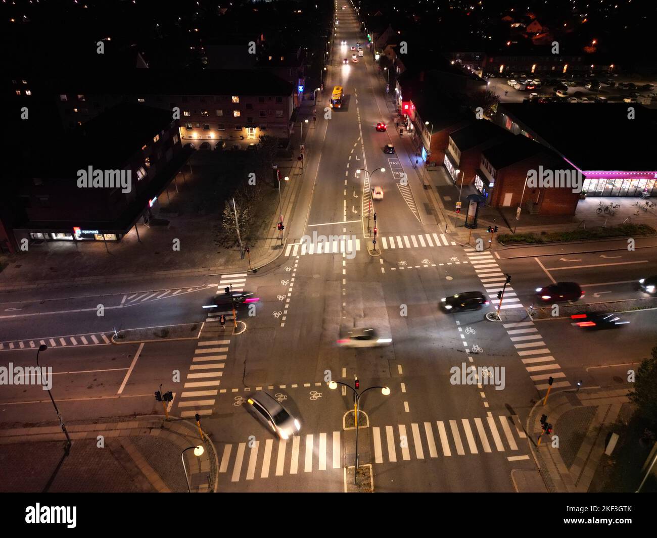 Hvidovrevej/Brostykkevej bei Nacht Stockfoto
