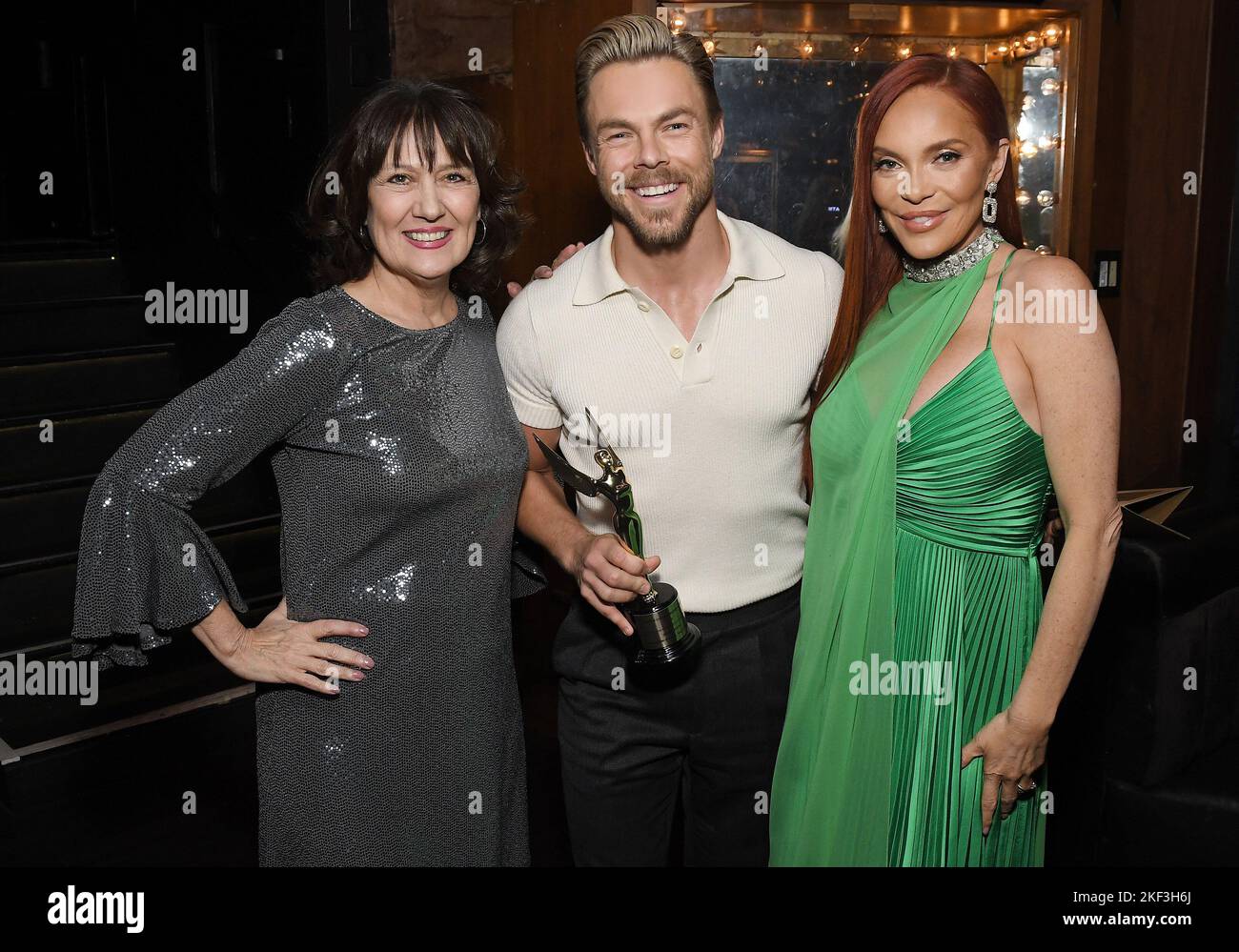 Los Angeles, USA. 15.. November 2022. (L-R) WCA-Produzent Cheryl Baxter- Ratcliff, Derek Hough Gewinner der Outstanding Choreography Television Reality Show/ Competition und WCA-Moderator Carmit Bachar backstage bei den Annual World Choreography Awards 12., die am Dienstag, den 15. November 2022 im Avalon Hollywood in Hollywood, CA, abgehalten wurden. (Foto: Sthanlee B. Mirador/Sipa USA) Quelle: SIPA USA/Alamy Live News Stockfoto