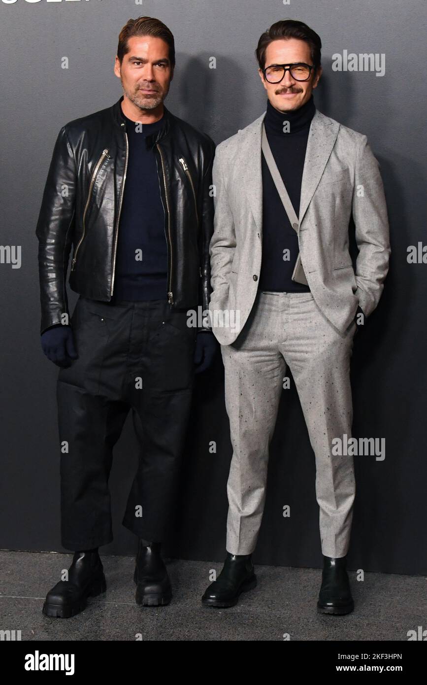 Brian Atwood und Jake Deutsch auf dem roten Teppich beim Mugler  Couturissime Ausstellungsempfang im Brooklyn Museum in New York, NY, am 15.  November 2022. (Foto von Efren Landaos/Sipa USA Stockfotografie - Alamy