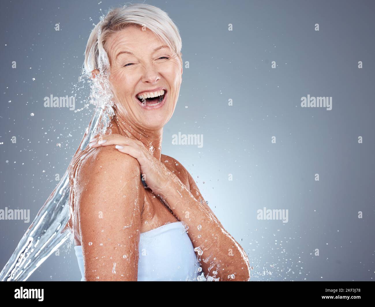 Beauty, Senior und Reinigung Körper mit Wasserspritzer für die Pflege, Waschen und Hygiene Routine. Glücklich, Gesundheit und natürliche Körperpflege der reifen Frau Stockfoto