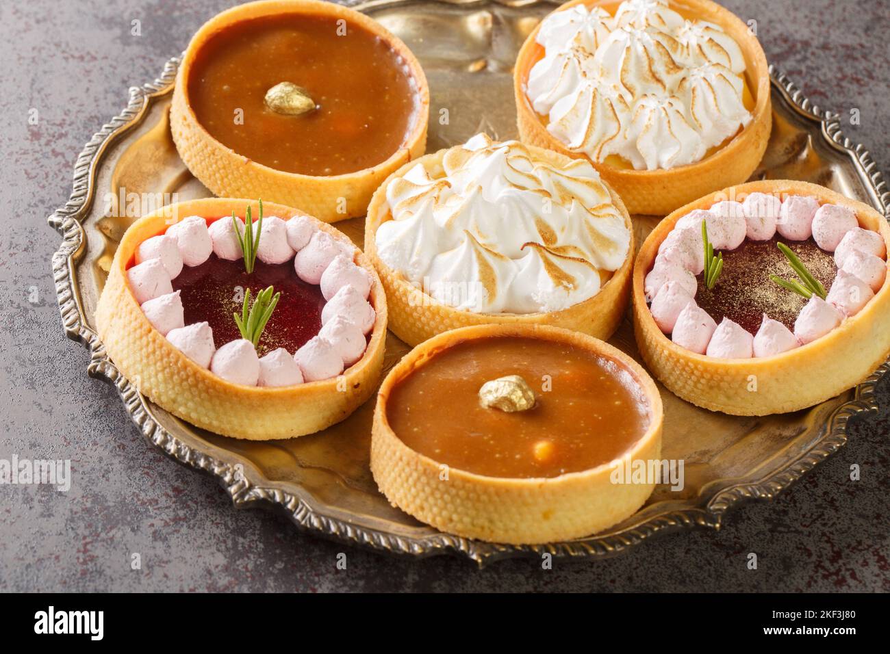 Gebäck Dessert süßen Törtchen oder Kuchen mit Creme, Quark, Nüsse und Schokolade Nahaufnahme auf einem Teller auf dem Tisch. Horizontal Stockfoto