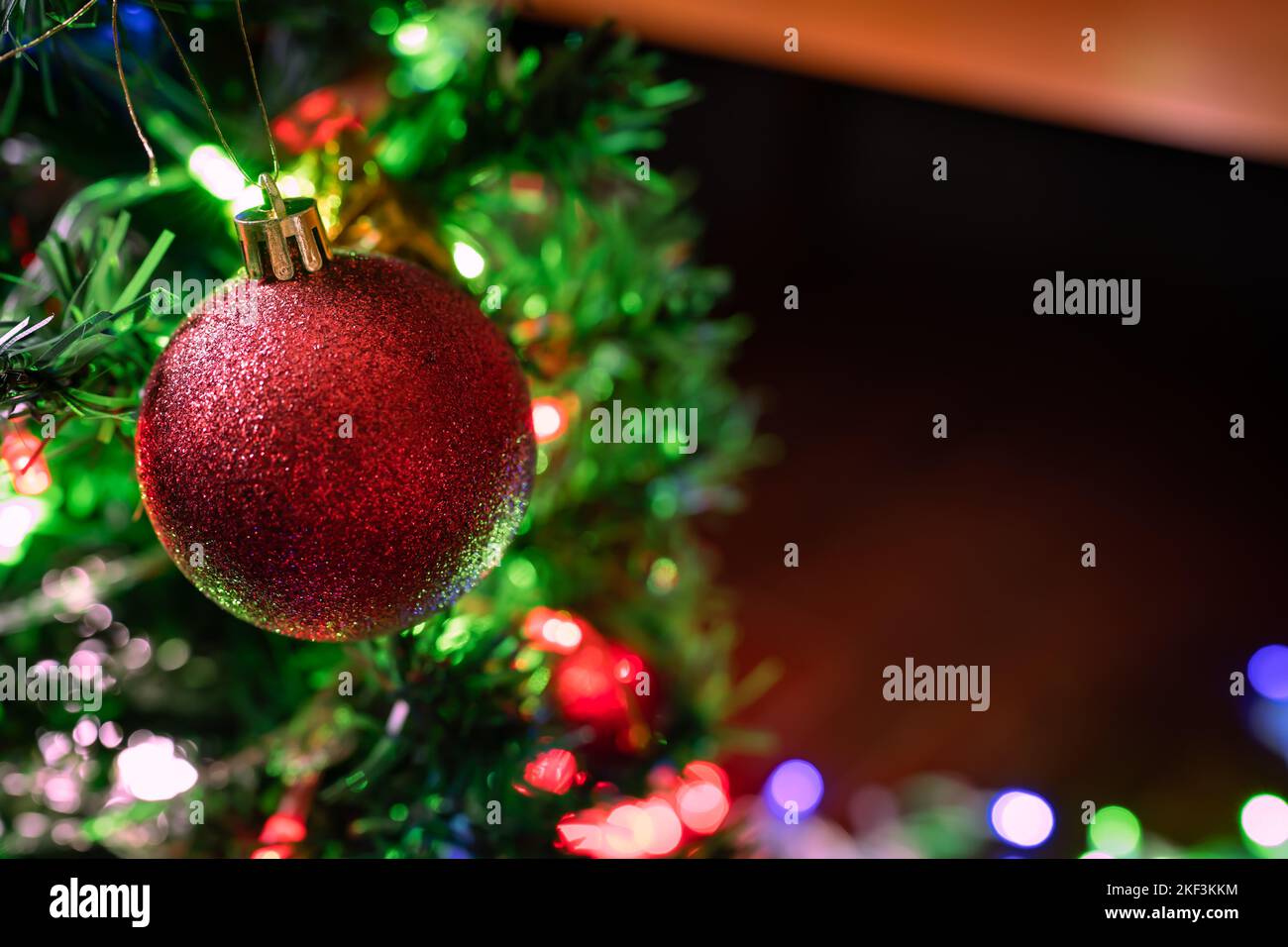 Eine rote Kugel auf dem Weihnachtsbaum Stockfoto