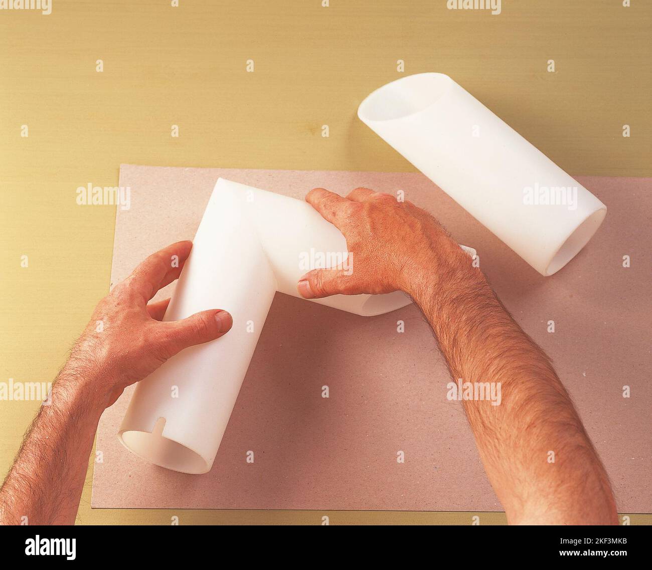 Verbinden von zwei Rohrstücken Stockfoto