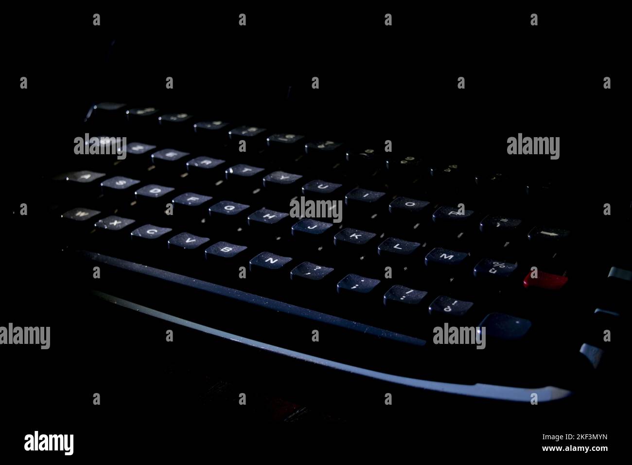 Tastatur einer alten Schreibmaschine in dunklem Licht Stockfoto