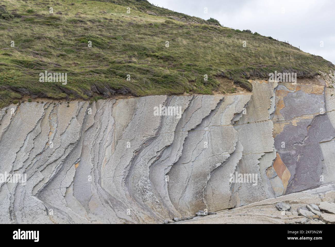 Flysh Cliffs am Strand von Algorri in Zumaia, Baskenland, Spanien Stockfoto