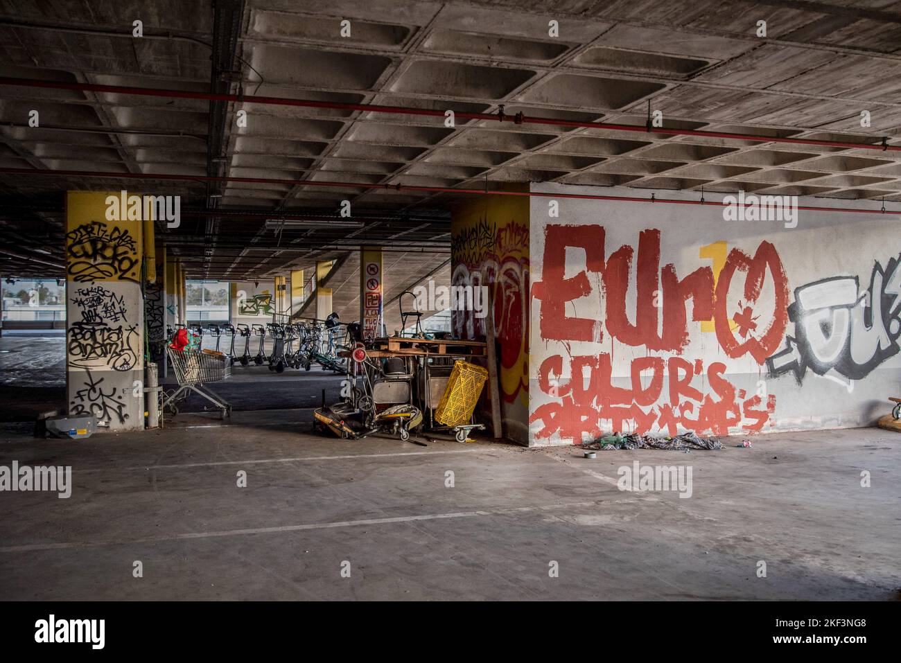 Ein allgemeiner Blick auf eine der Etagen des verlassenen Parkplatzes am Terminal 2 des Flughafens Barcelona. Der 6-stöckige Parkplatz im Terminal 2 des Flughafens wurde wegen der hohen Parkkosten seit mehr als 3 Jahren verlassen. Es ist zu der Heimat von mehreren Obdachlosen geworden, die sich vor den kalten Temperaturen schützen, aber es ist auch zu einer bekannten Müllhalde für viele geworden. Stockfoto